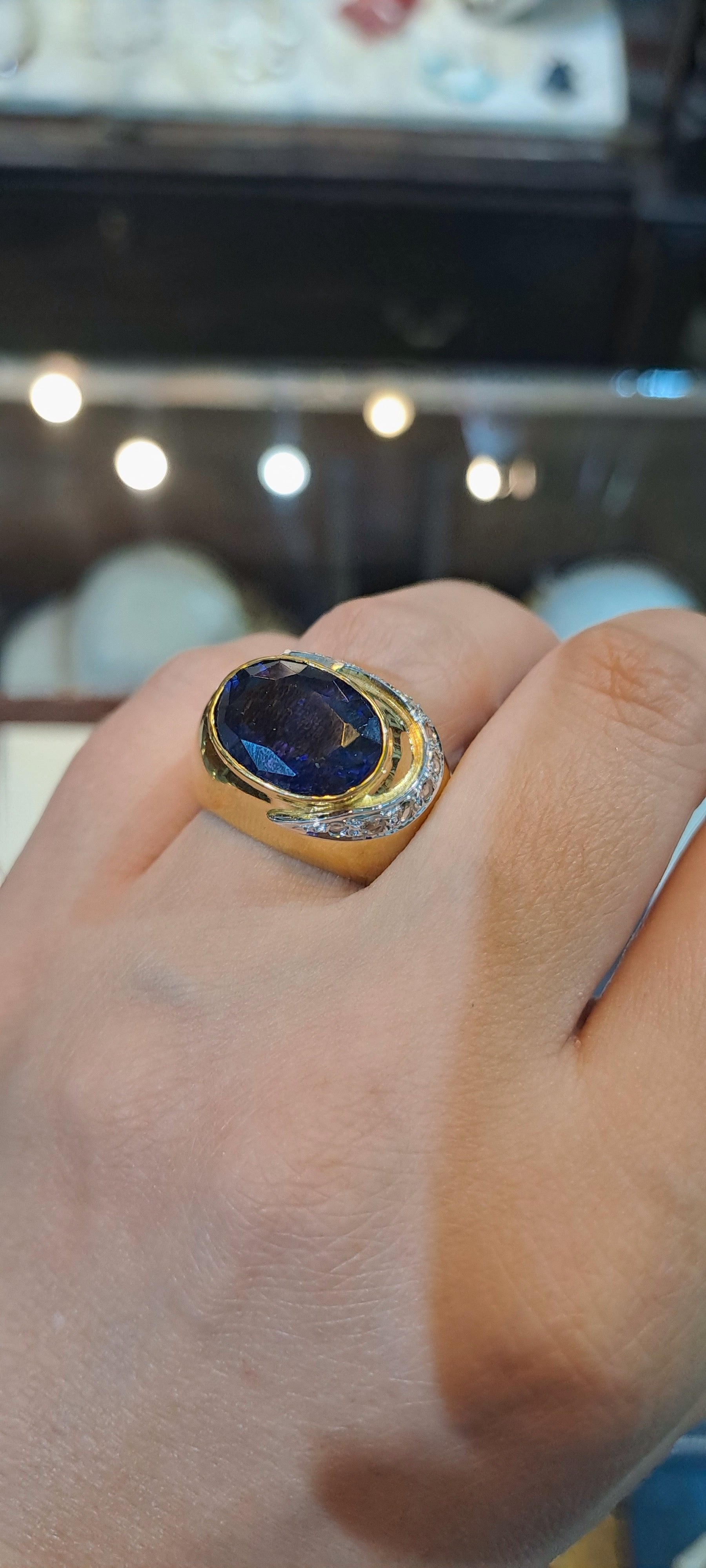 Ring in 18k gold with Iolite stone and brilliants