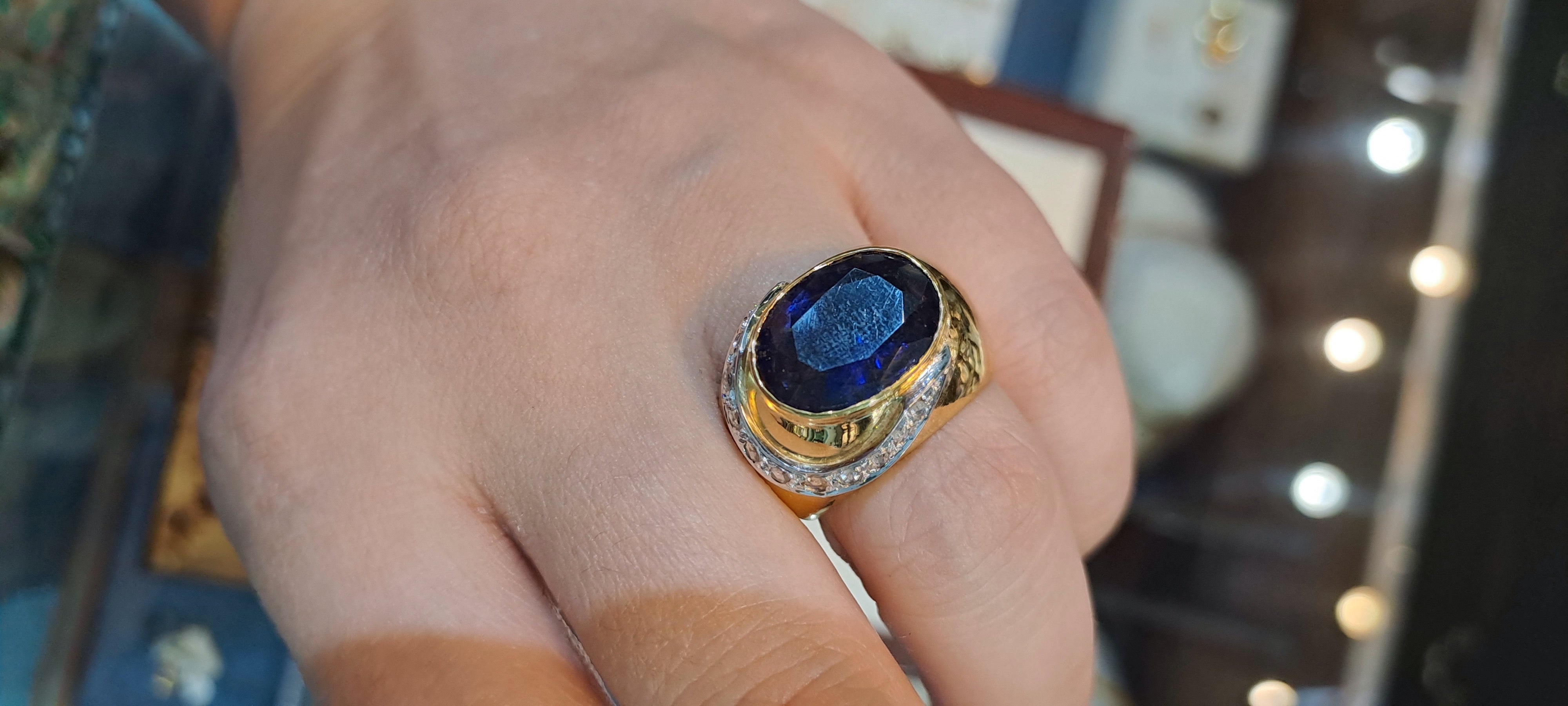 Ring in 18k gold with Iolite stone and brilliants