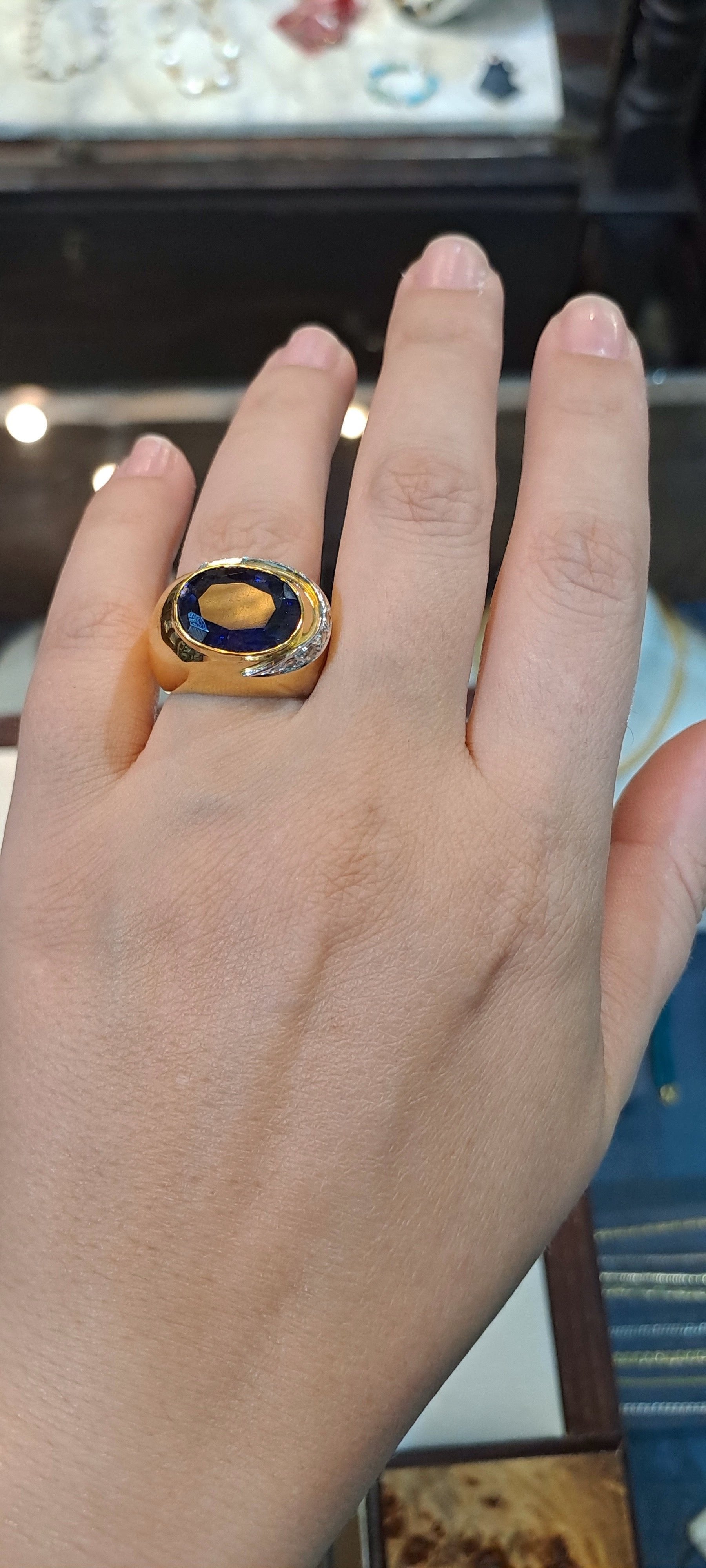 Ring in 18k gold with Iolite stone and brilliants