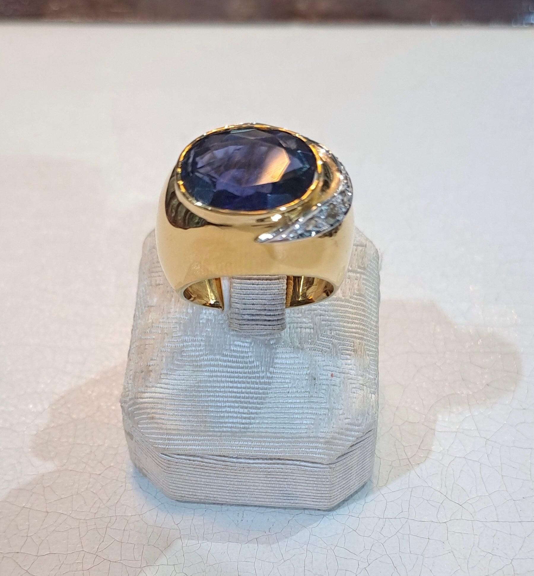 Ring in 18k gold with Iolite stone and brilliants