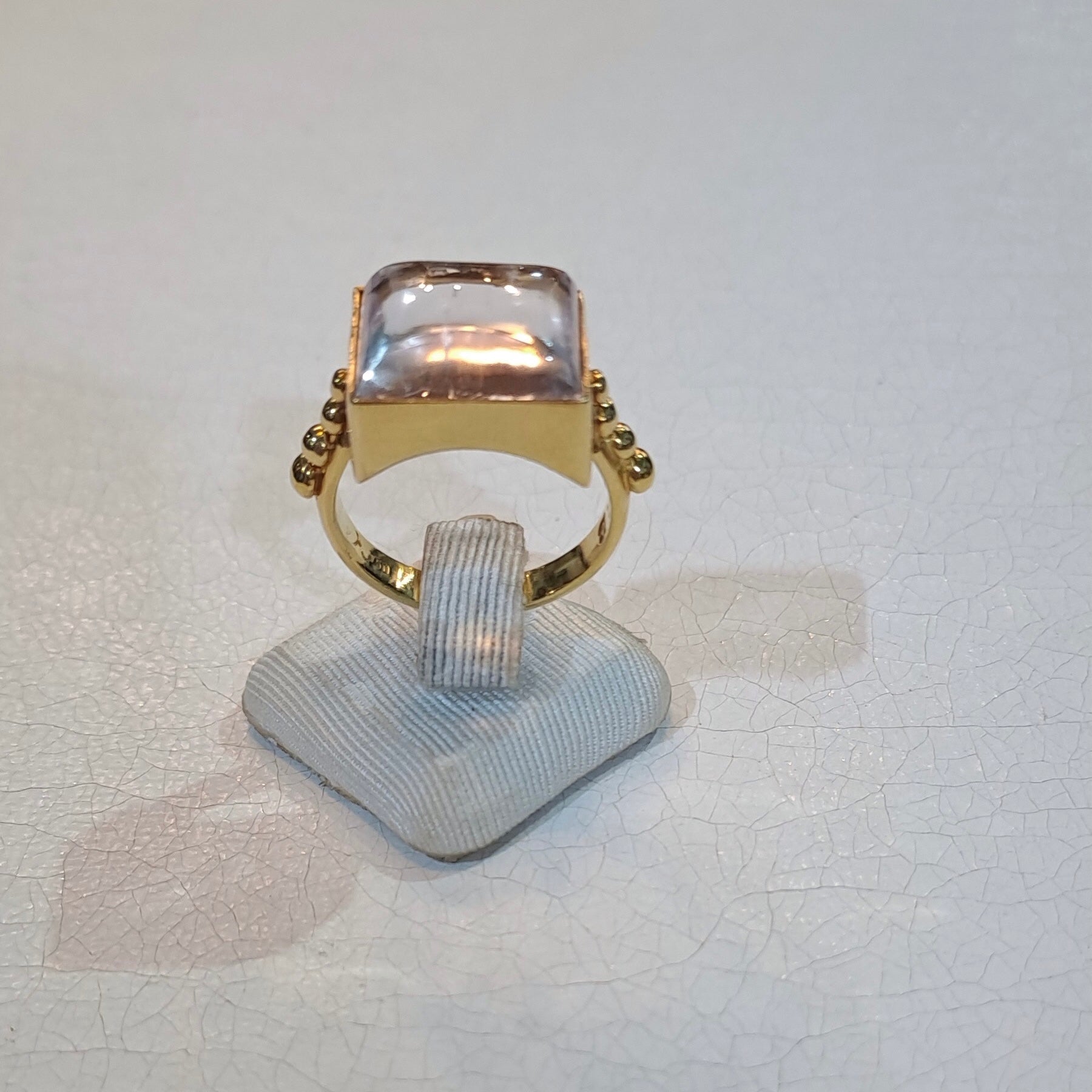 Ring in 18k gold with Kunzite stone