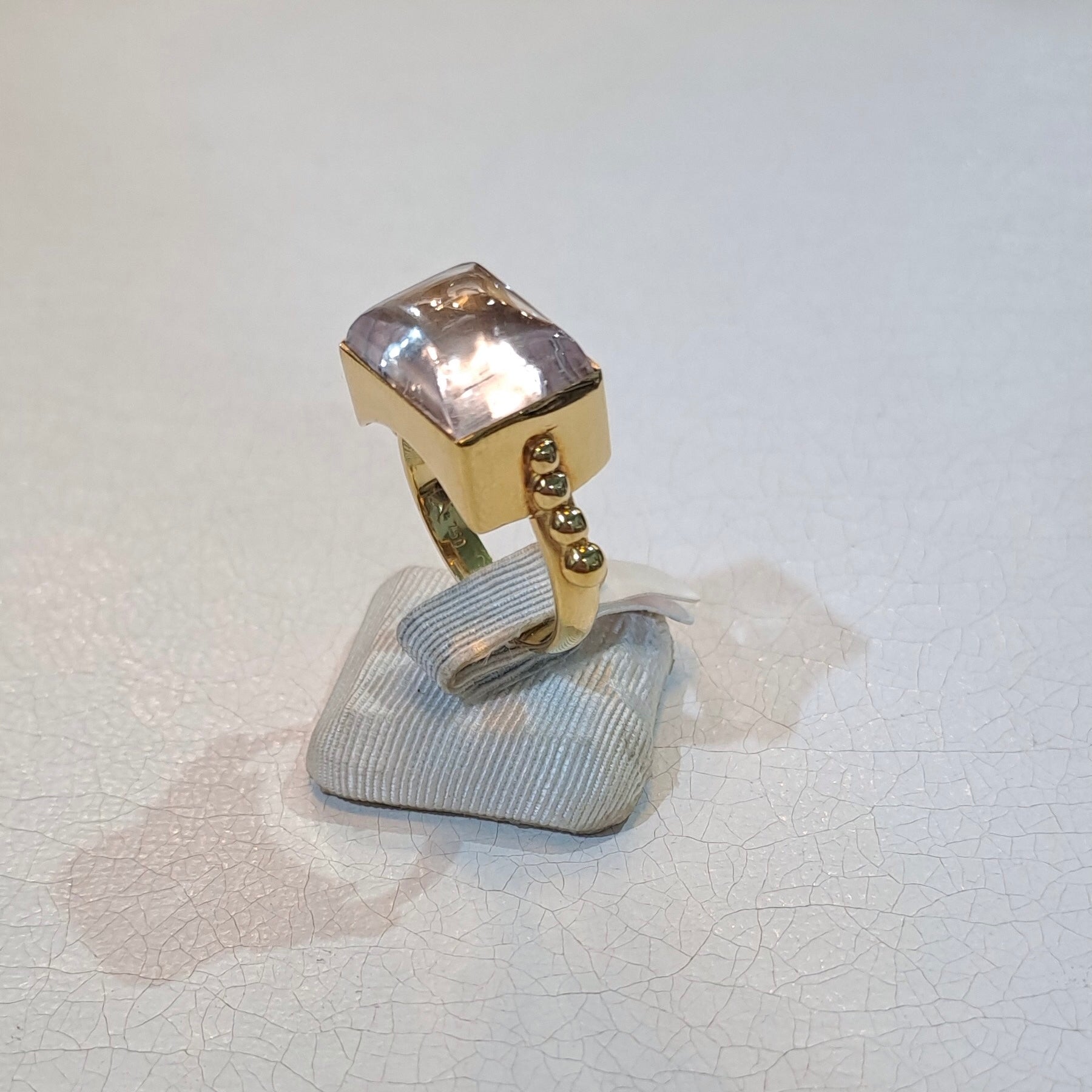 Ring in 18k gold with Kunzite stone