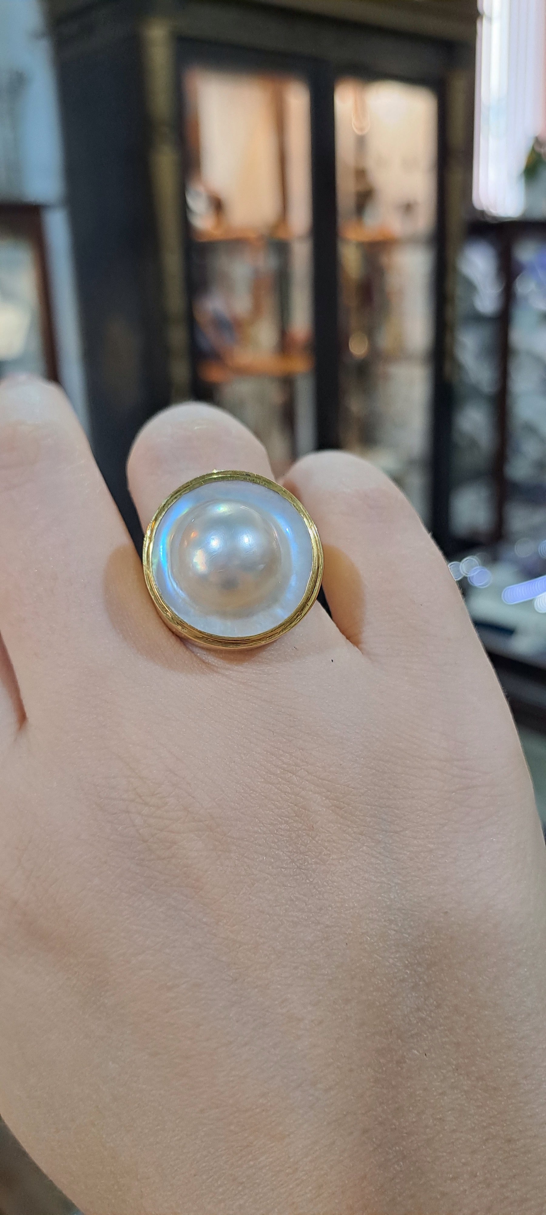 Ring in 18k gold with Mother of pearl