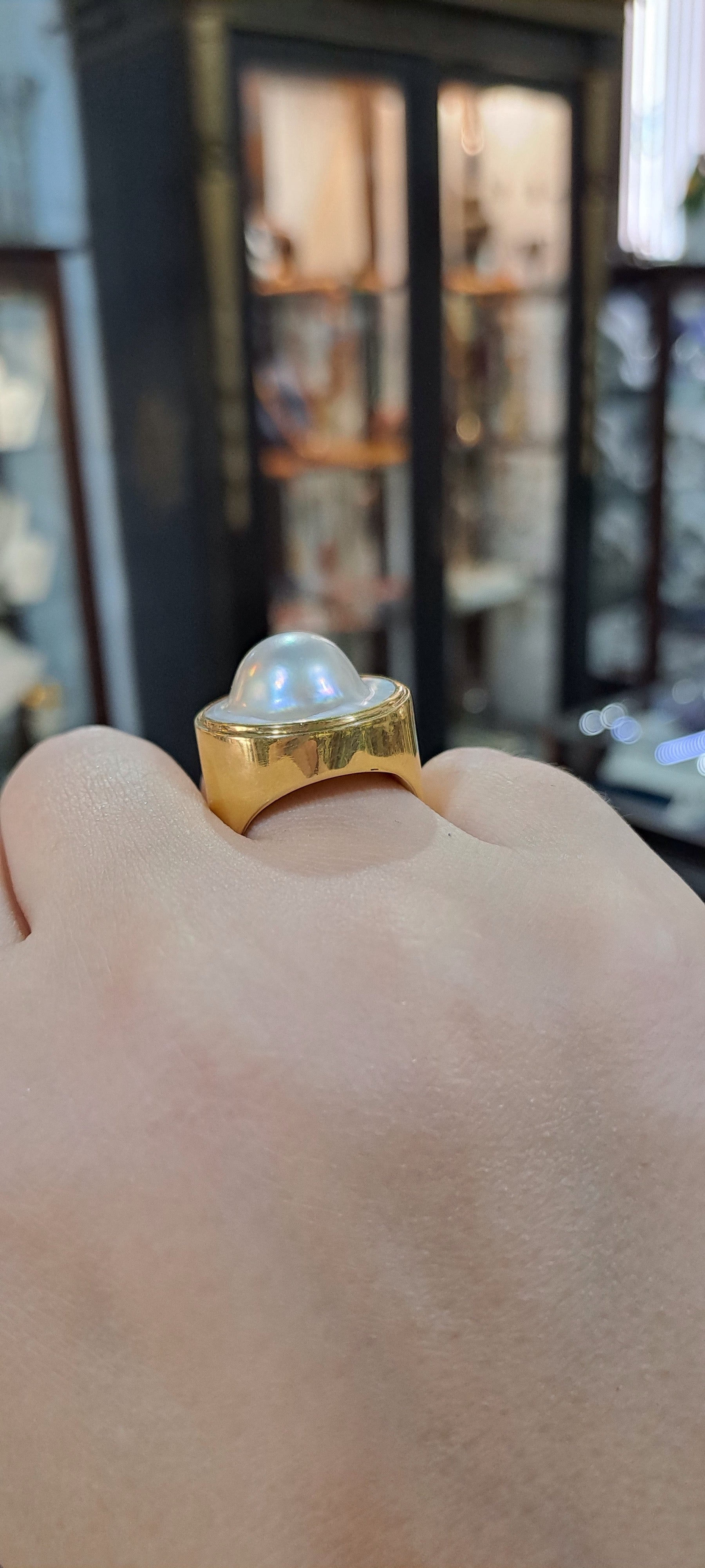 Ring in 18k gold with Mother of pearl