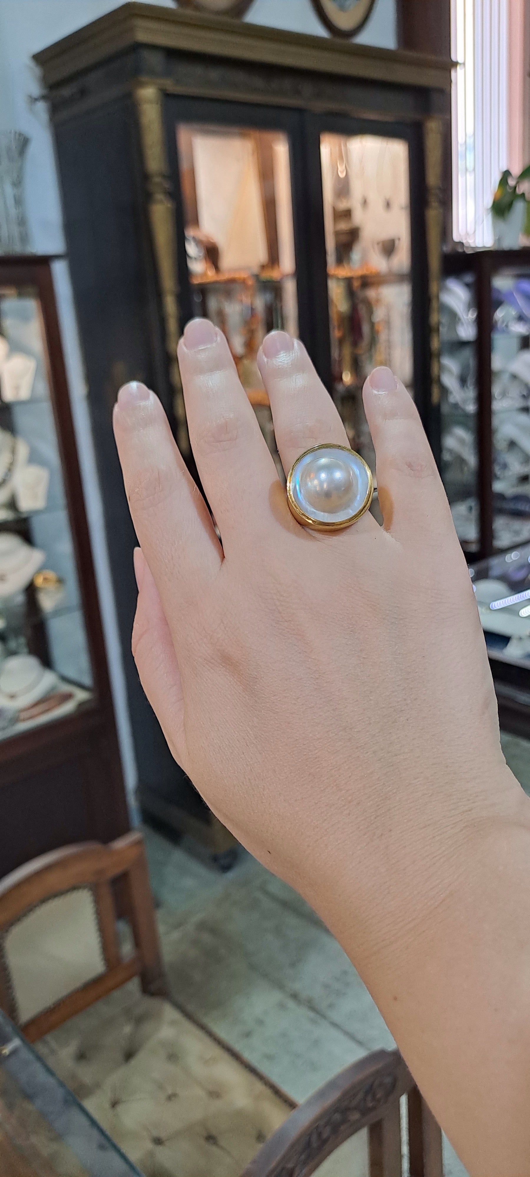 Ring in 18k gold with Mother of pearl