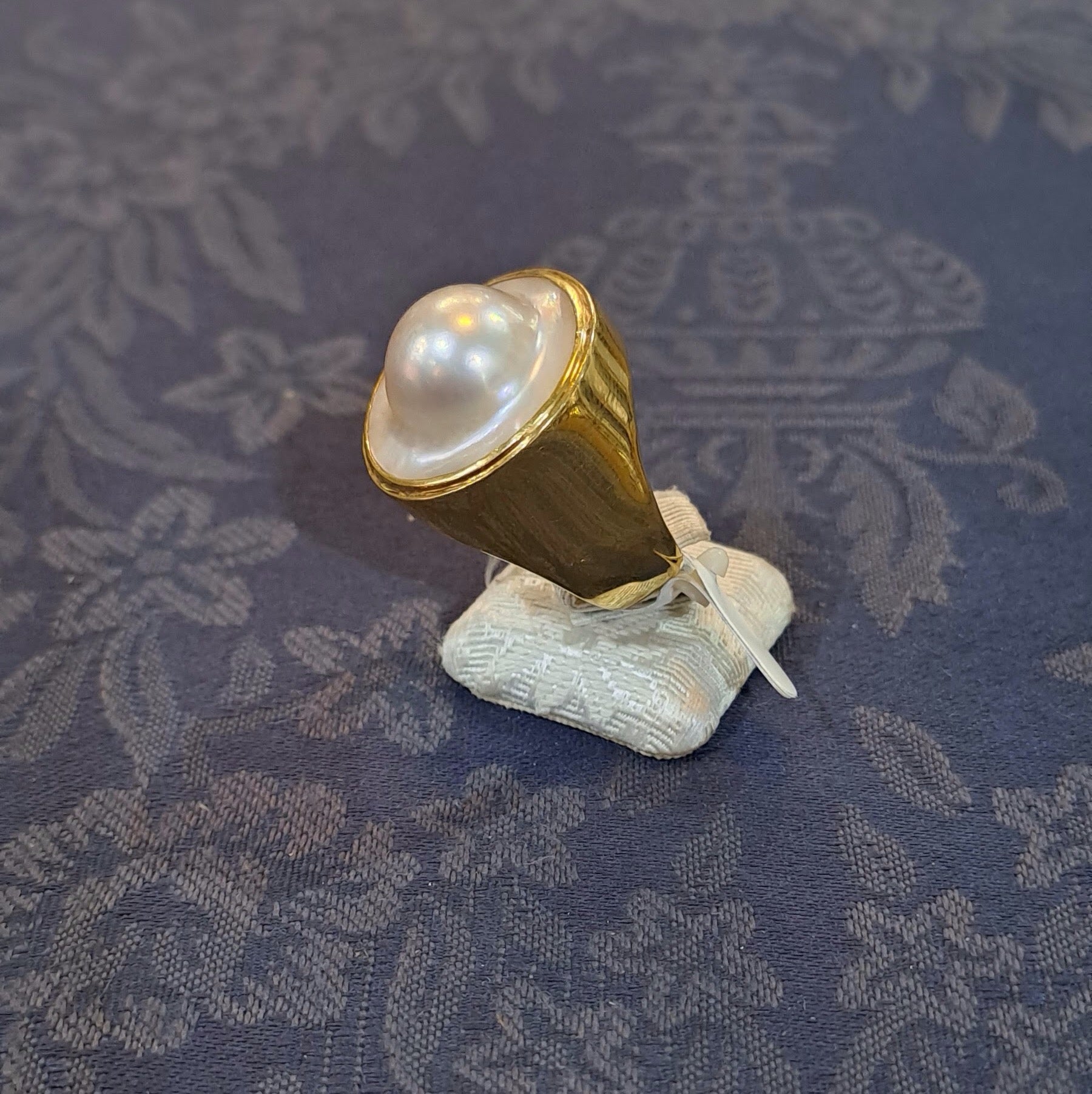 Ring in 18k gold with Mother of pearl