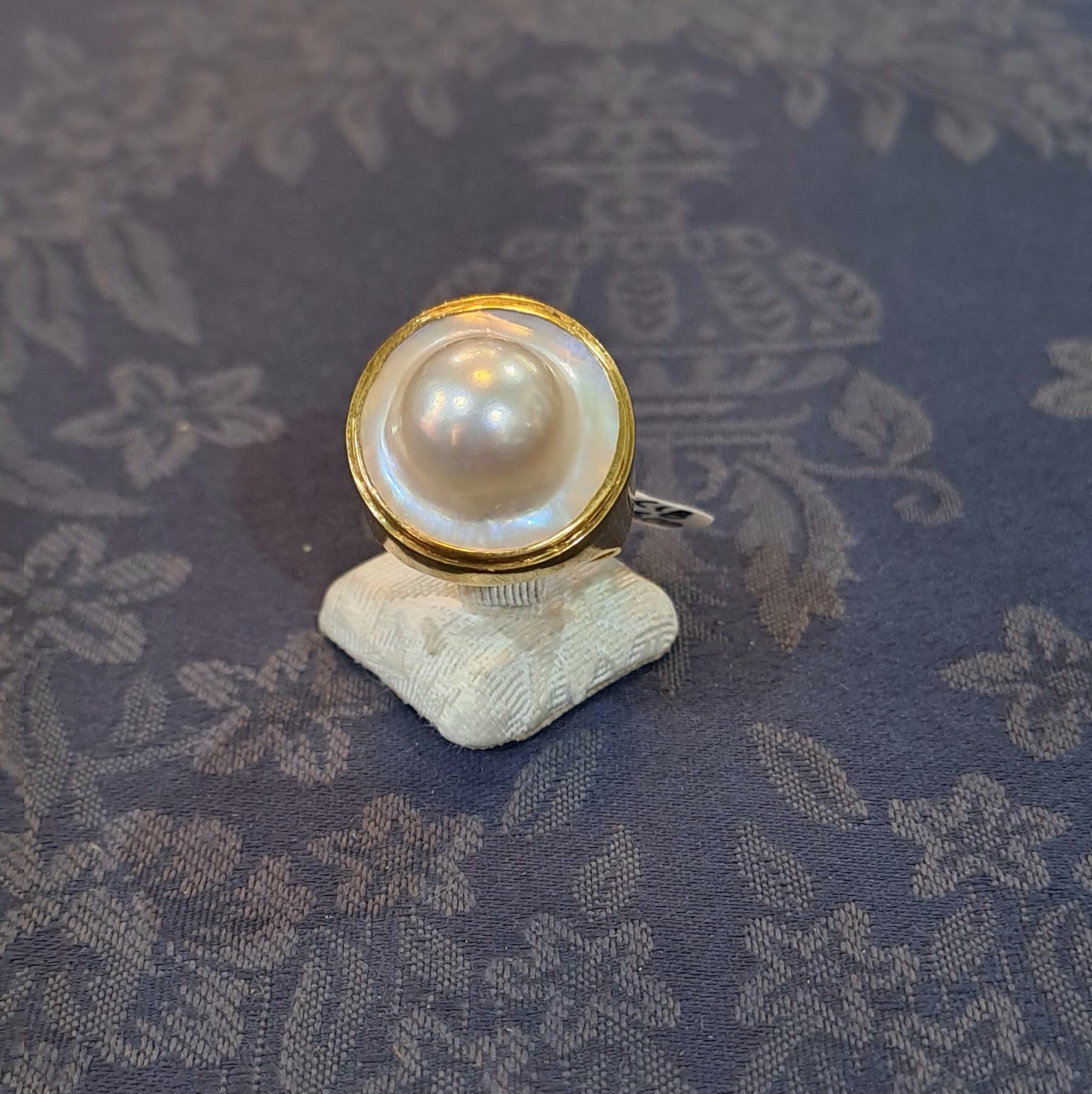 Ring in 18k gold with Mother of pearl