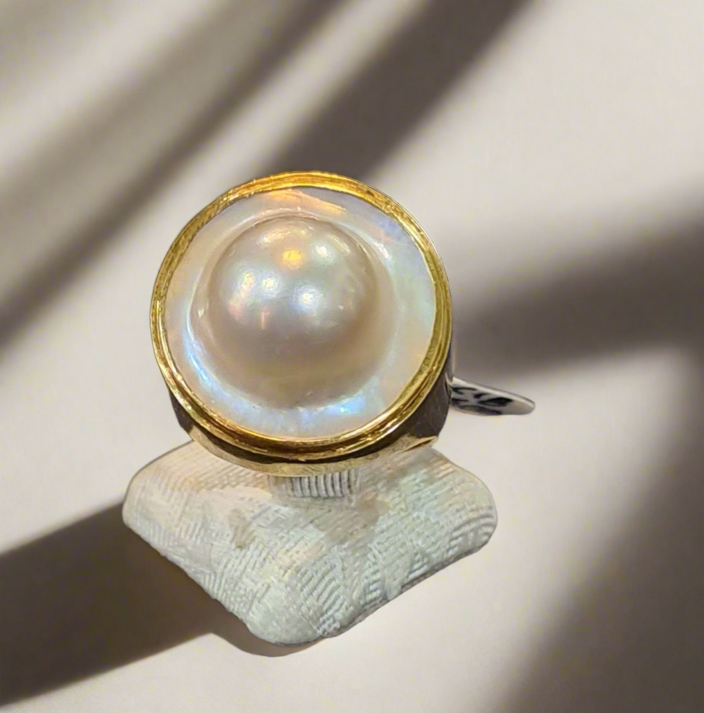 Ring in 18k gold with Mother of pearl