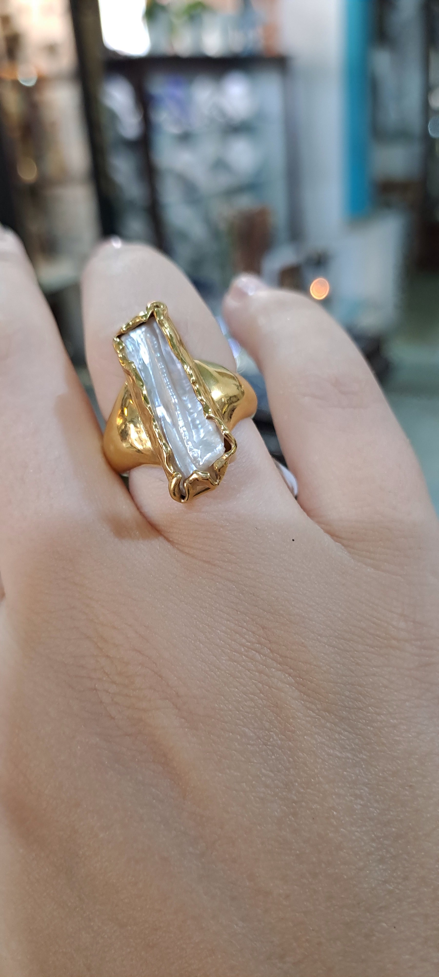 Ring in 18k gold with a Baroque Pearl