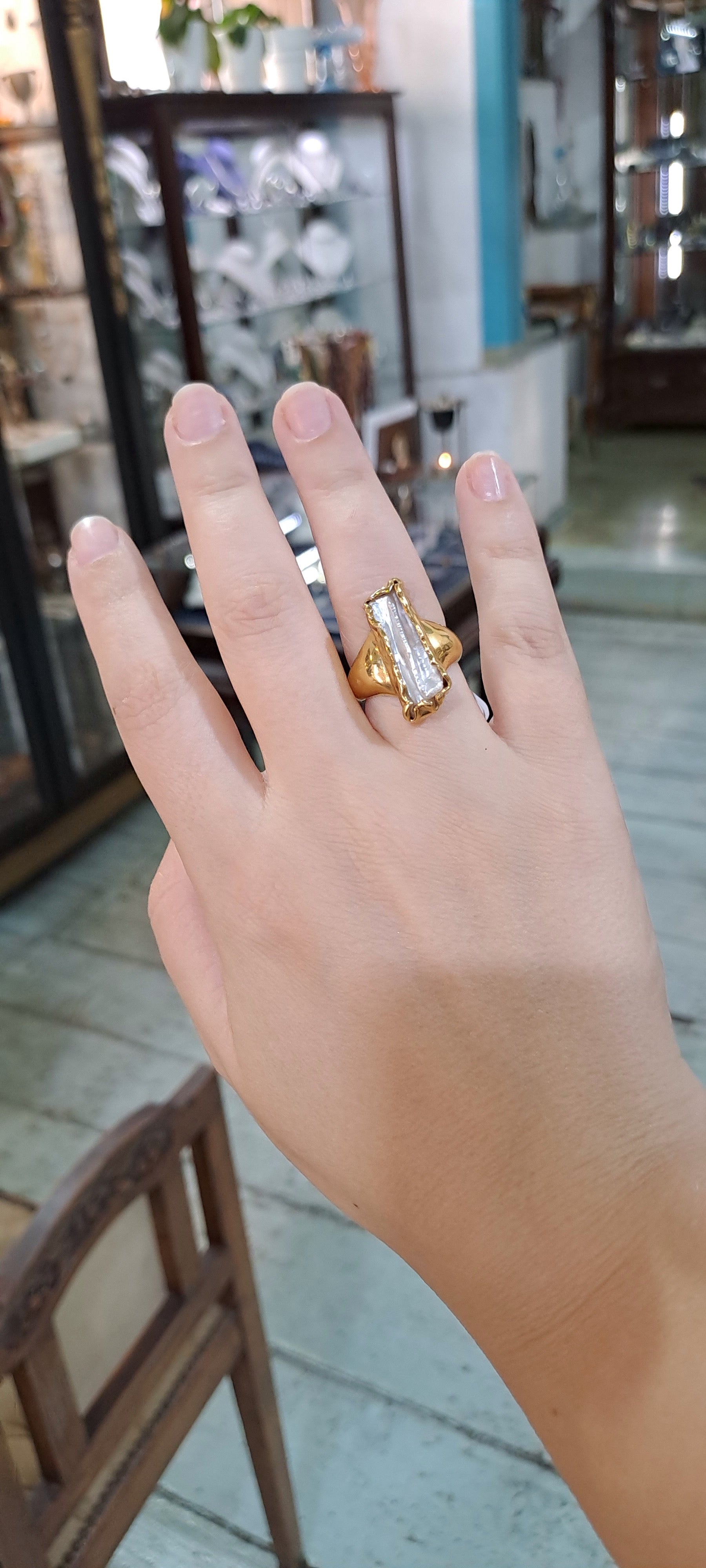 Ring in 18k gold with a Baroque Pearl