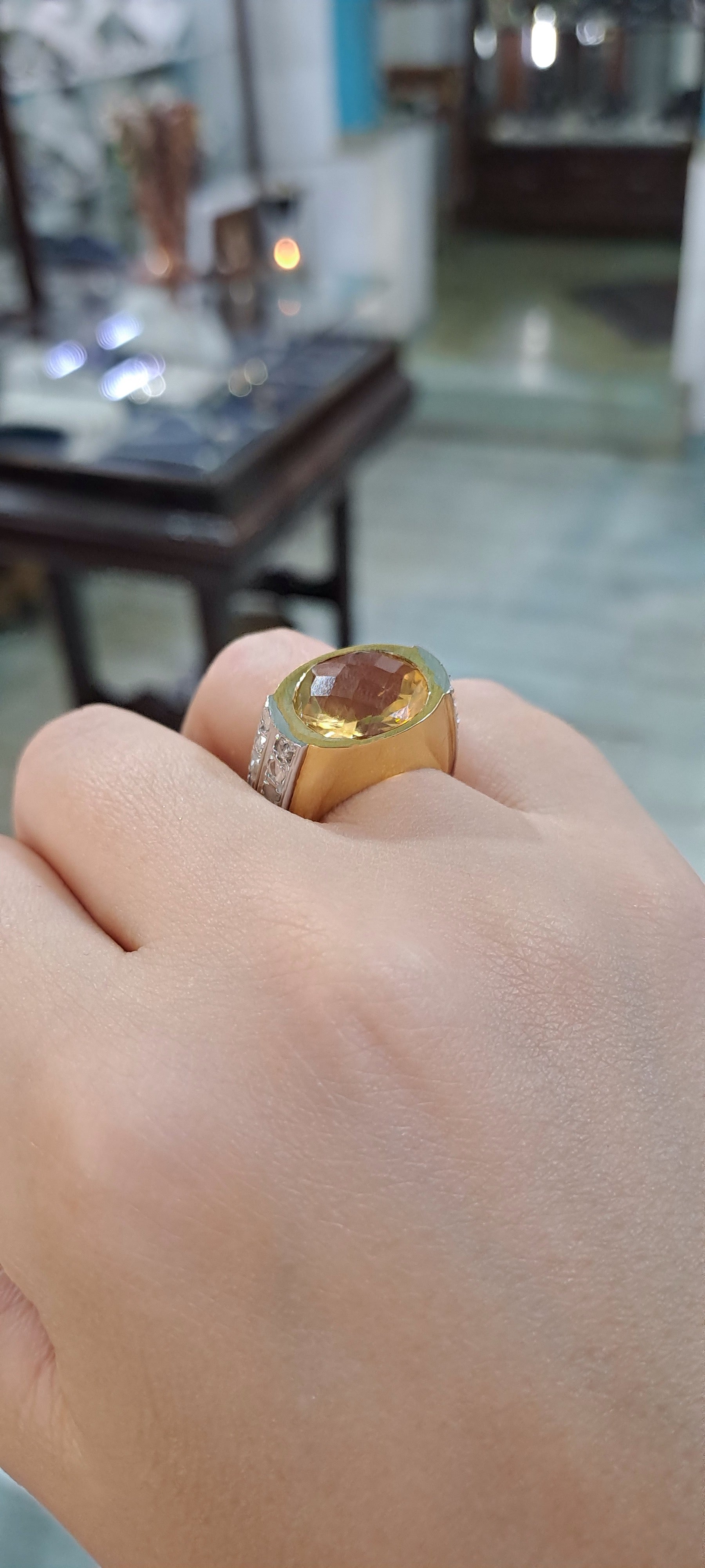 Ring in 18k gold with a citrine and brilliants