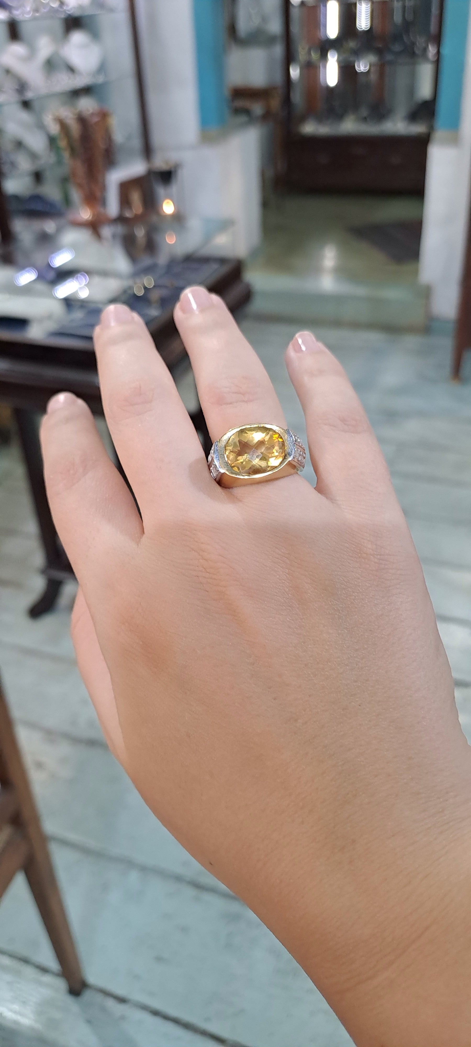 Ring in 18k gold with a citrine and brilliants