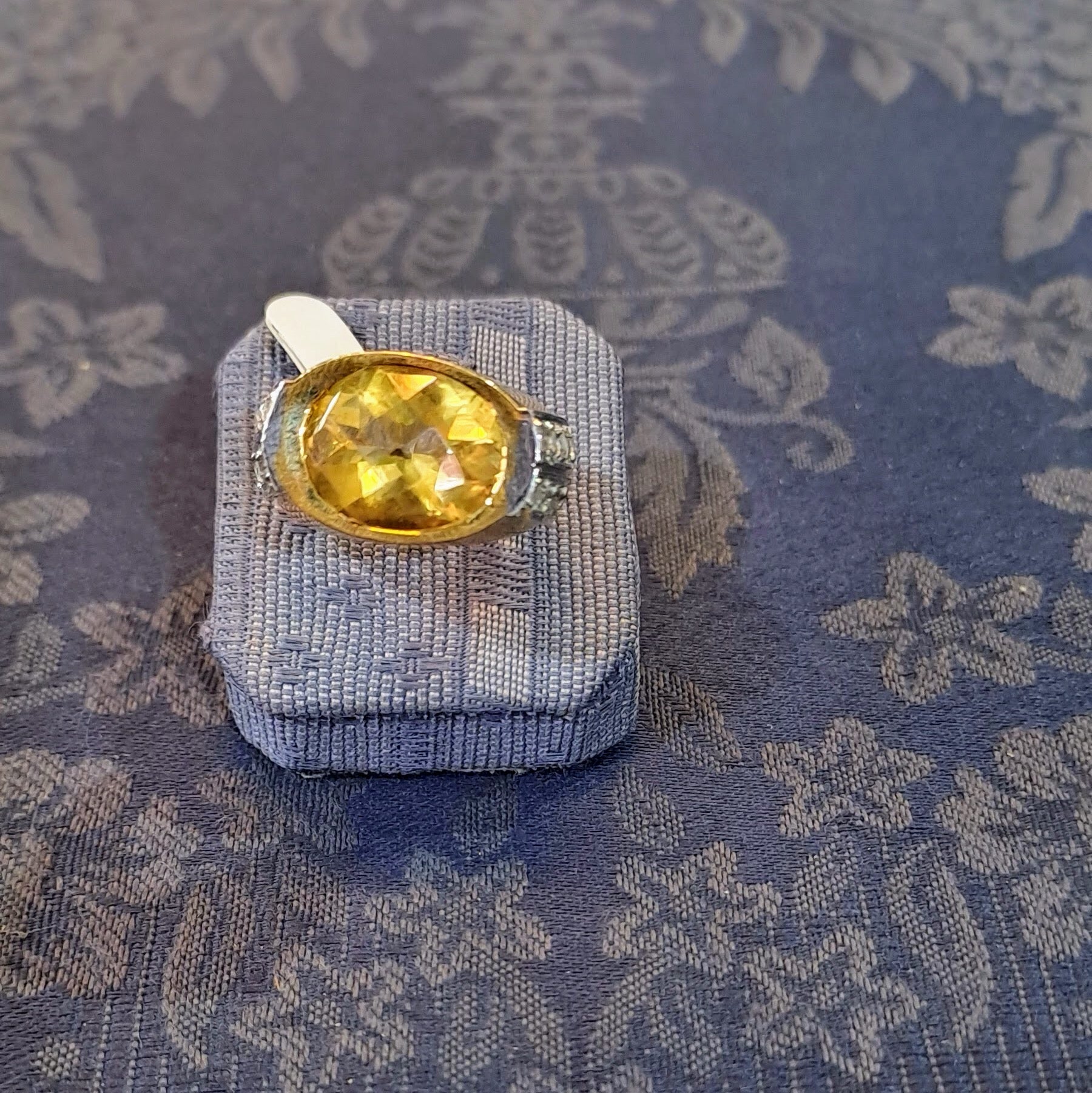 Ring in 18k gold with a citrine and brilliants