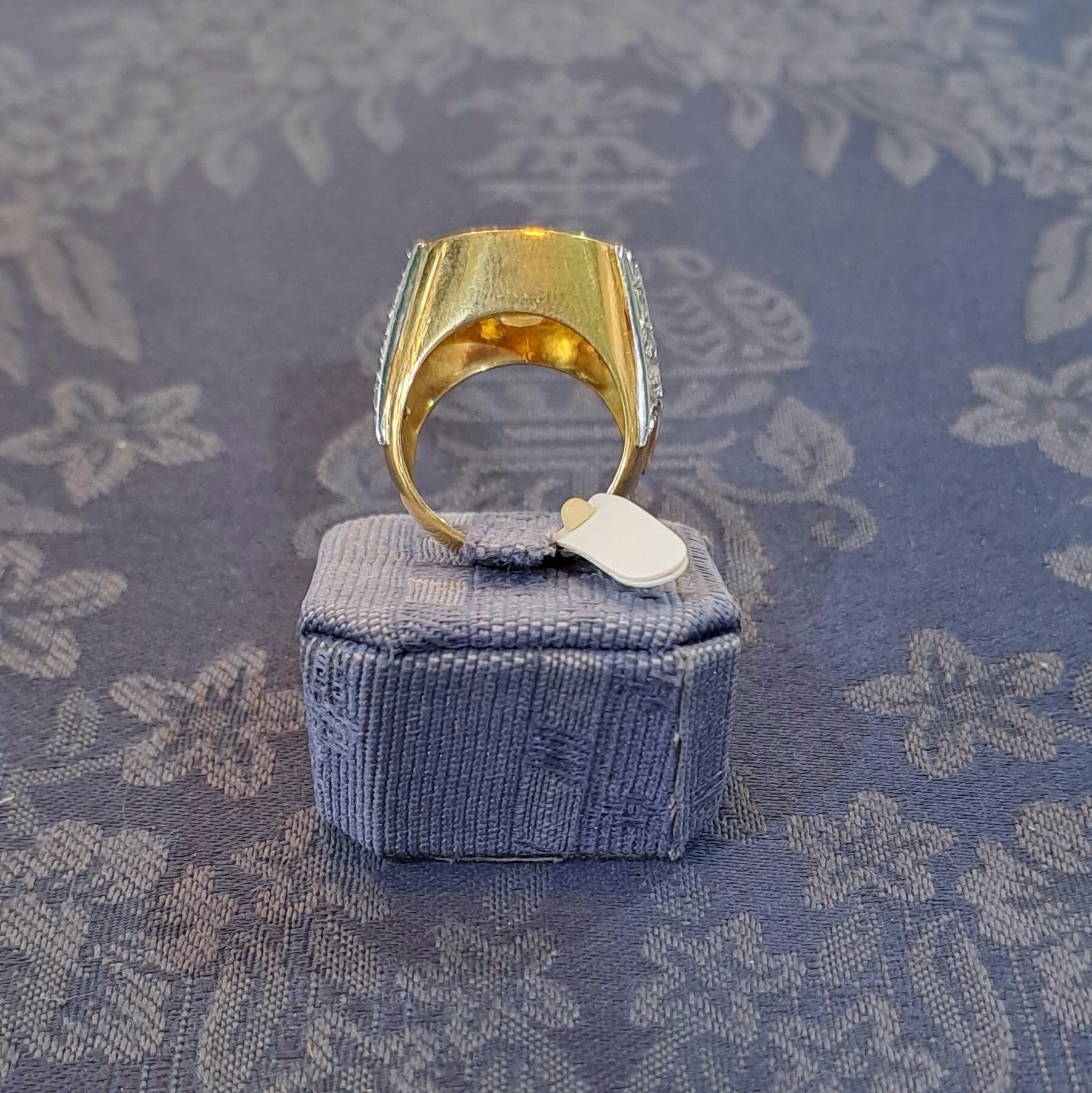 Ring in 18k gold with a citrine and brilliants