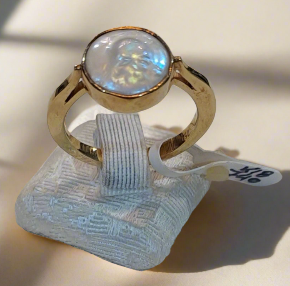 Ring in 18k gold with a keisi pearl