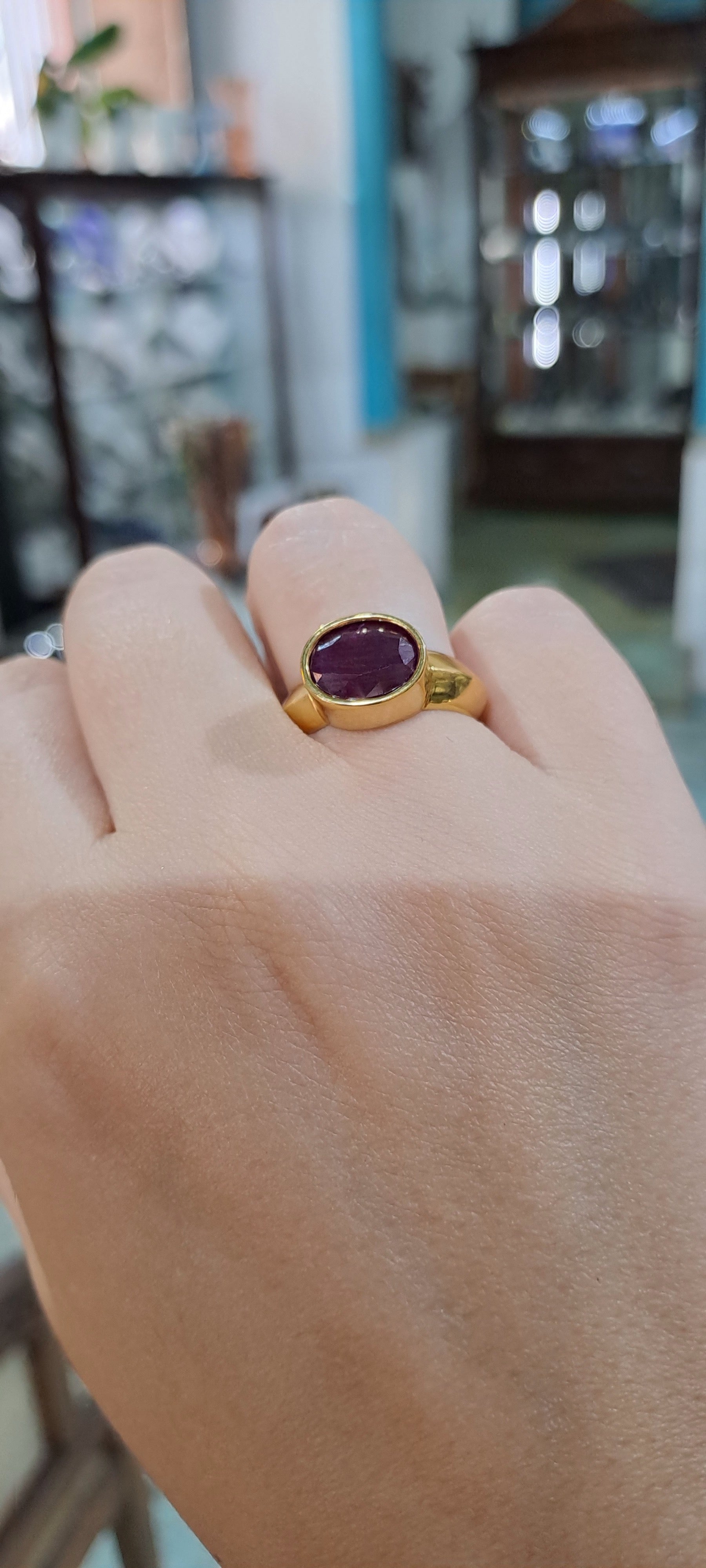 Ring in 18k gold with a ruby