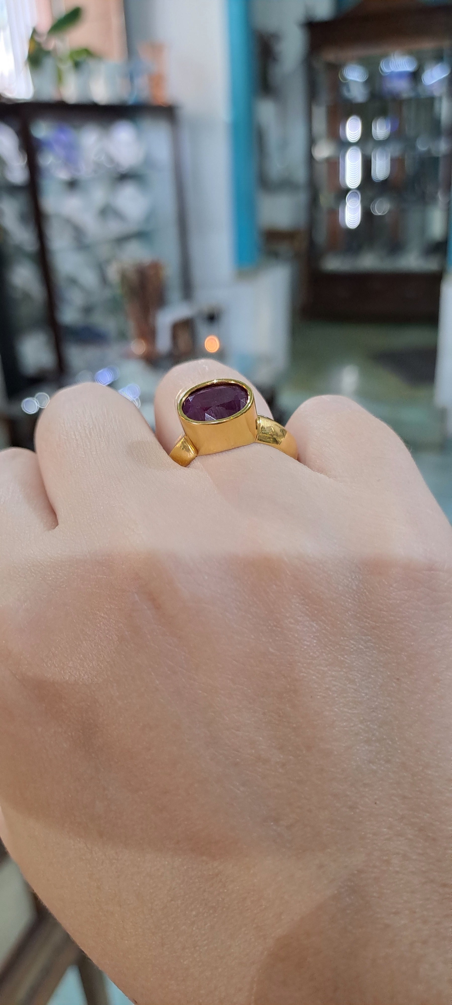 Ring in 18k gold with a ruby