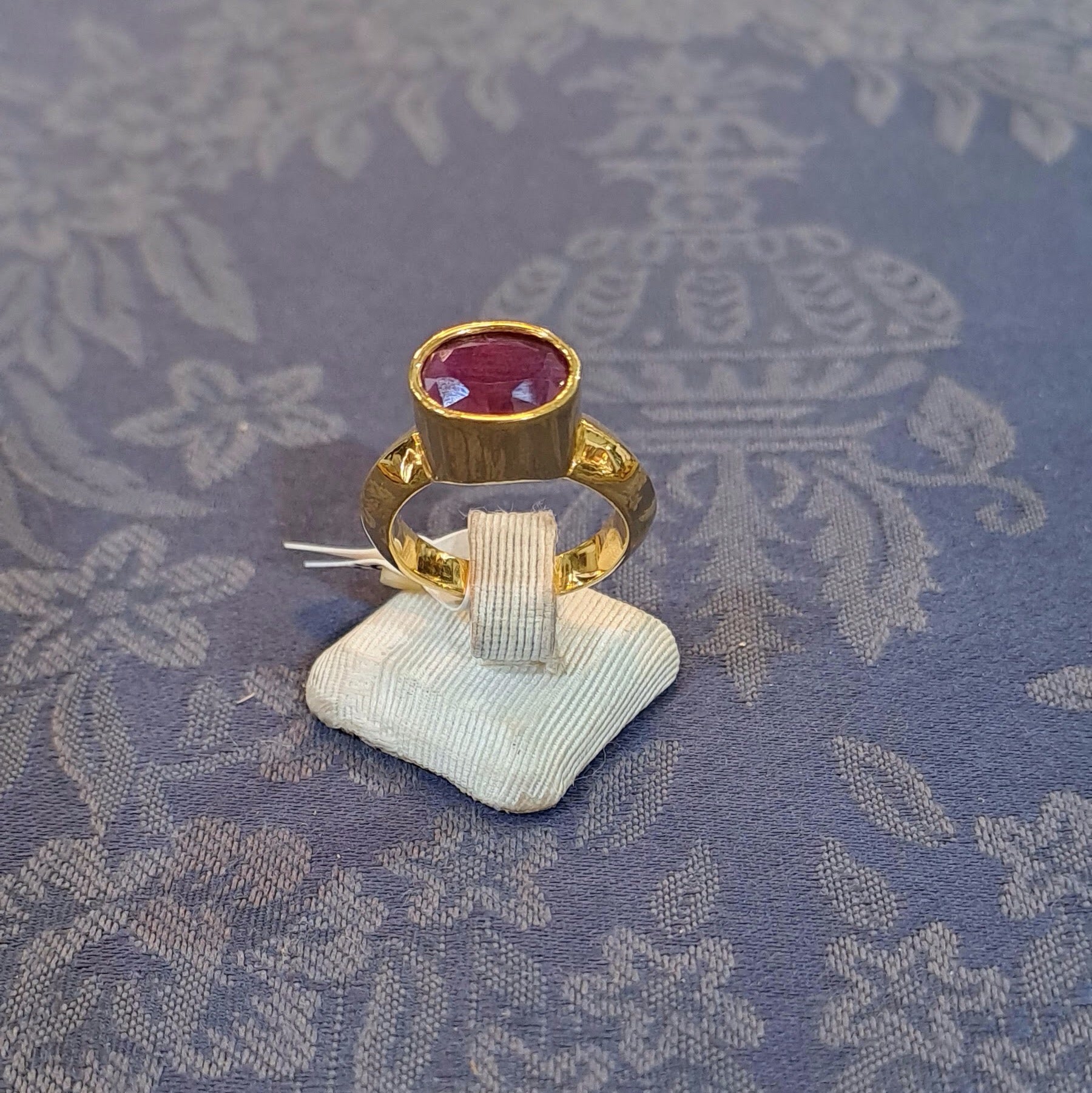 Ring in 18k gold with a ruby