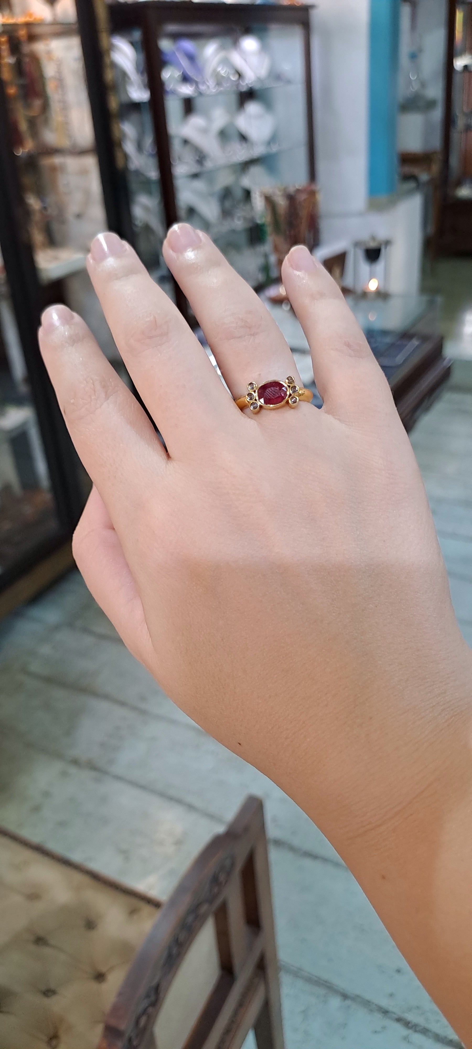 Ring in 18k gold with a ruby and brilliants