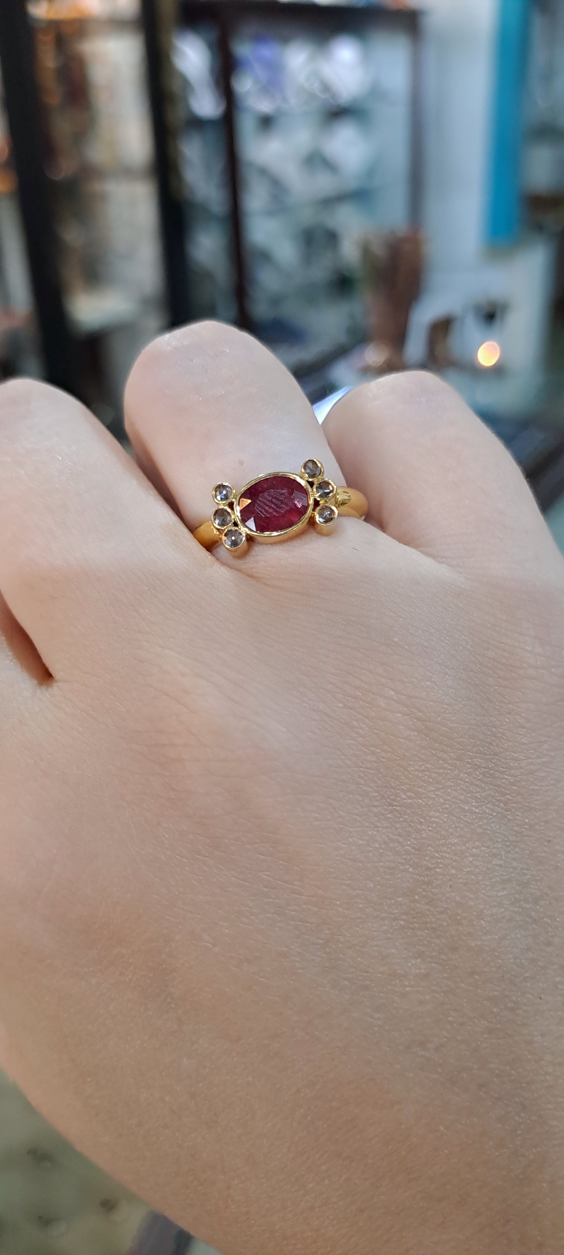 Ring in 18k gold with a ruby and brilliants