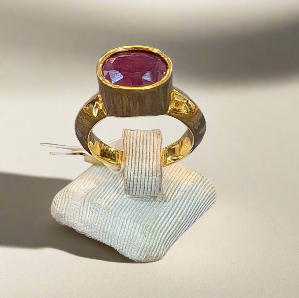 Ring in 18k gold with a ruby