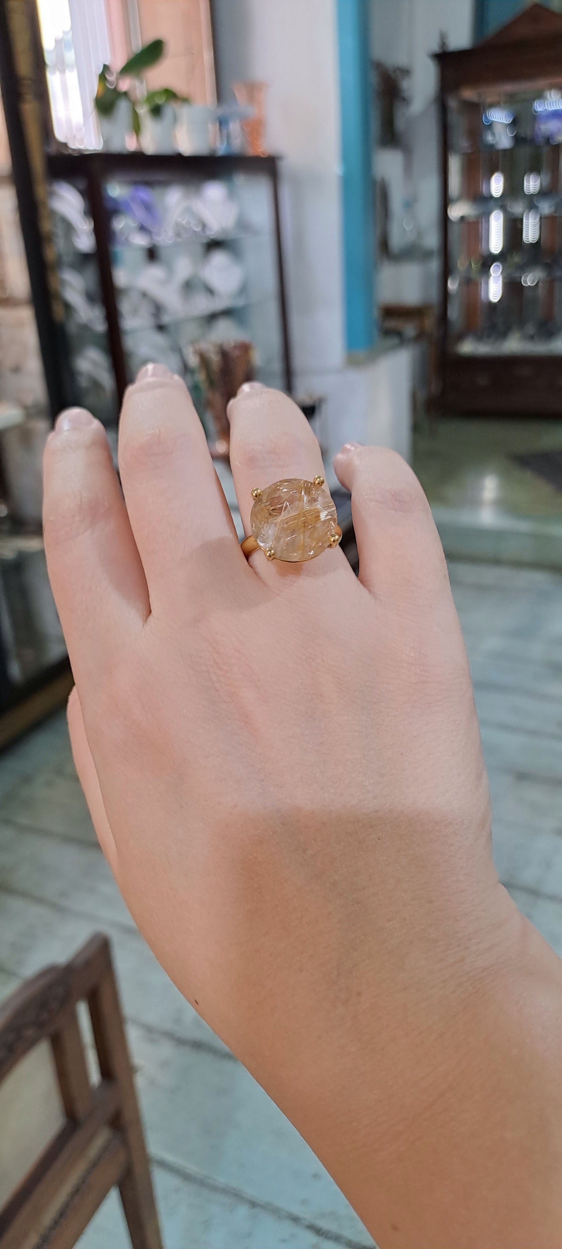 Ring in 18k gold with a rutile quartz