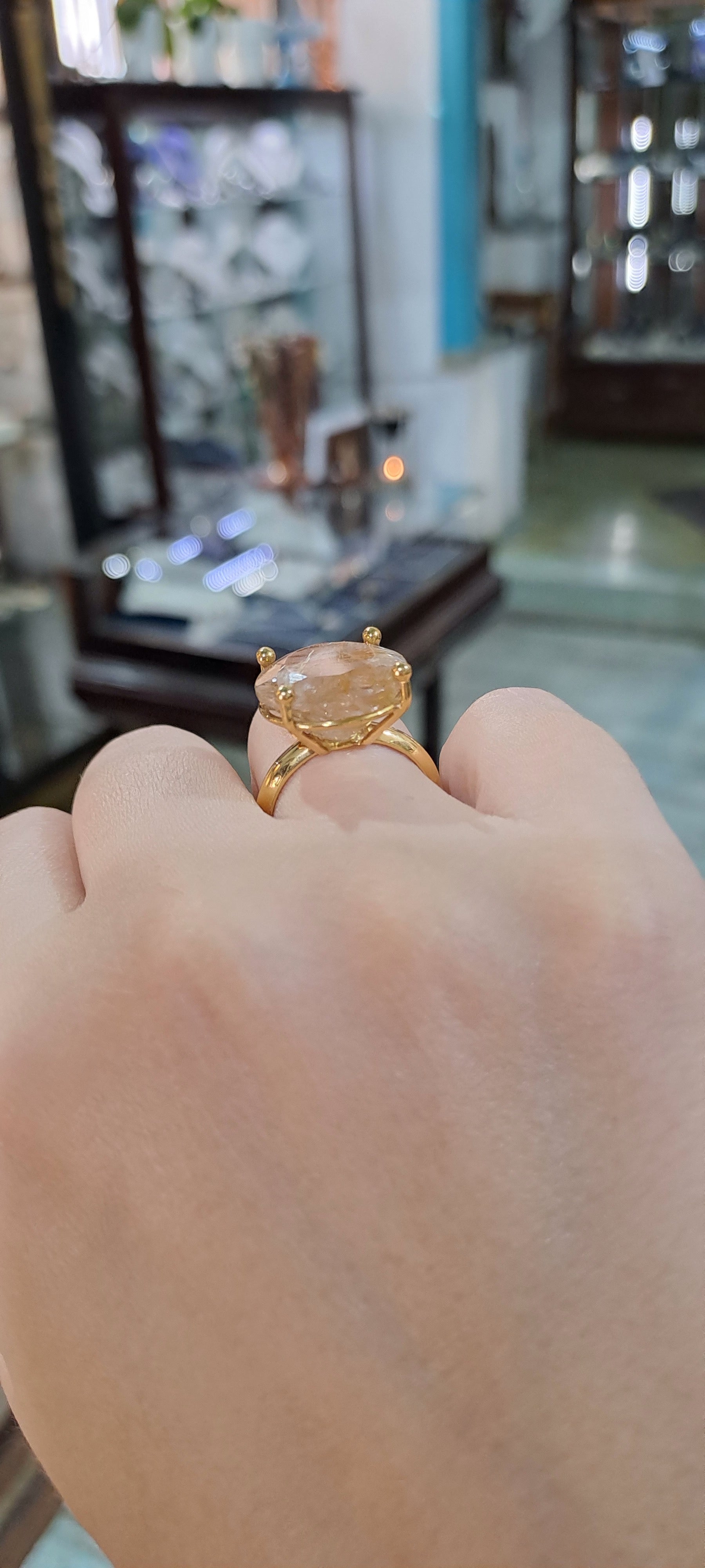 Ring in 18k gold with a rutile quartz