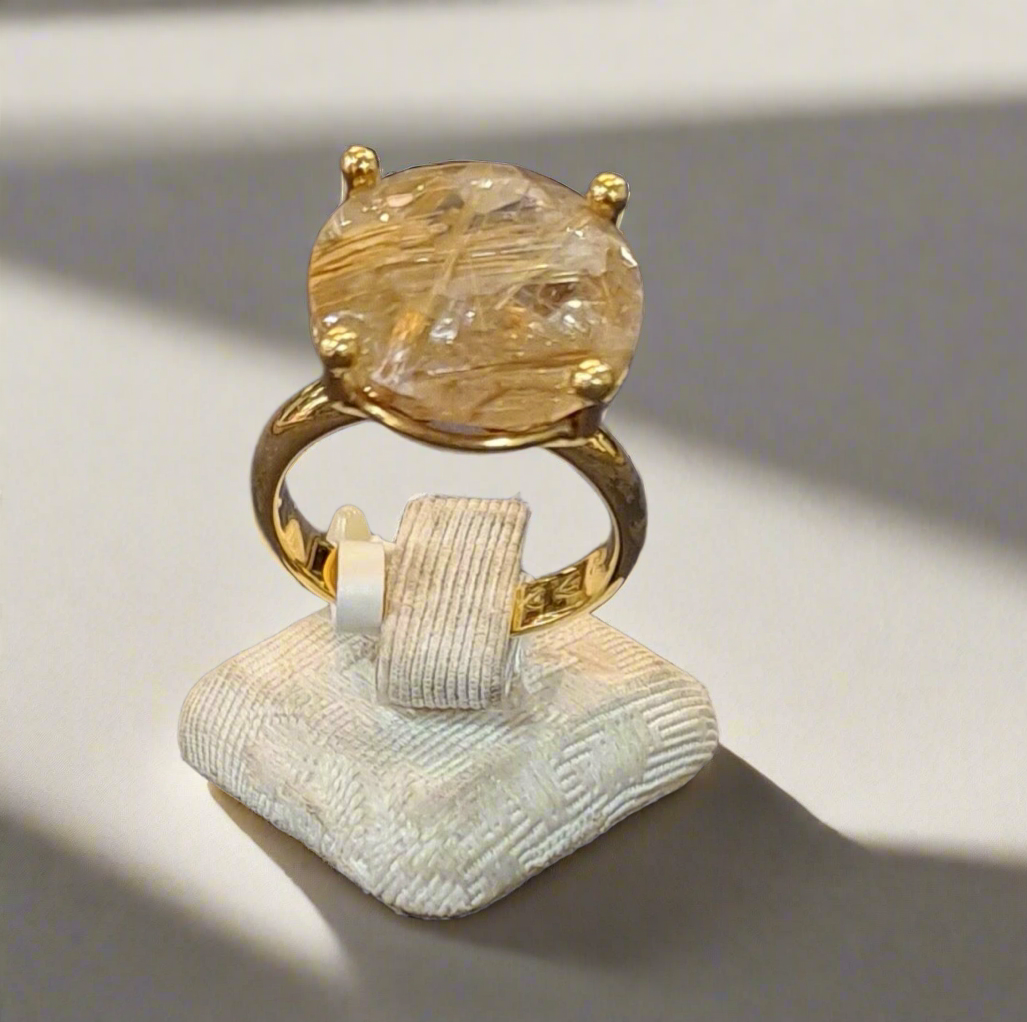 Ring in 18k gold with a rutile quartz