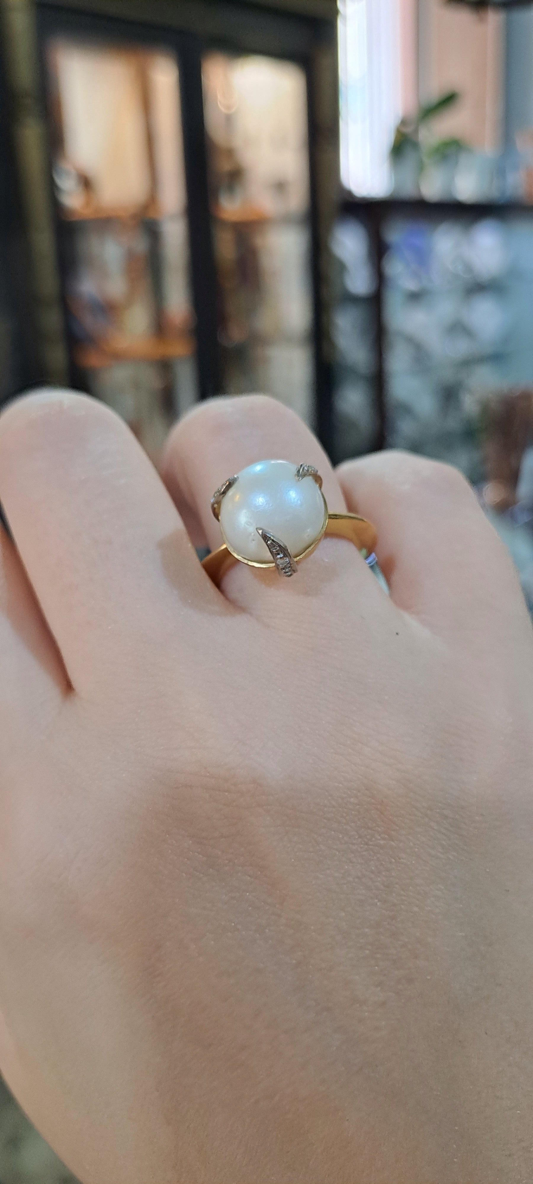 Ring in 18k gold with a south sea round pearl and brilliants