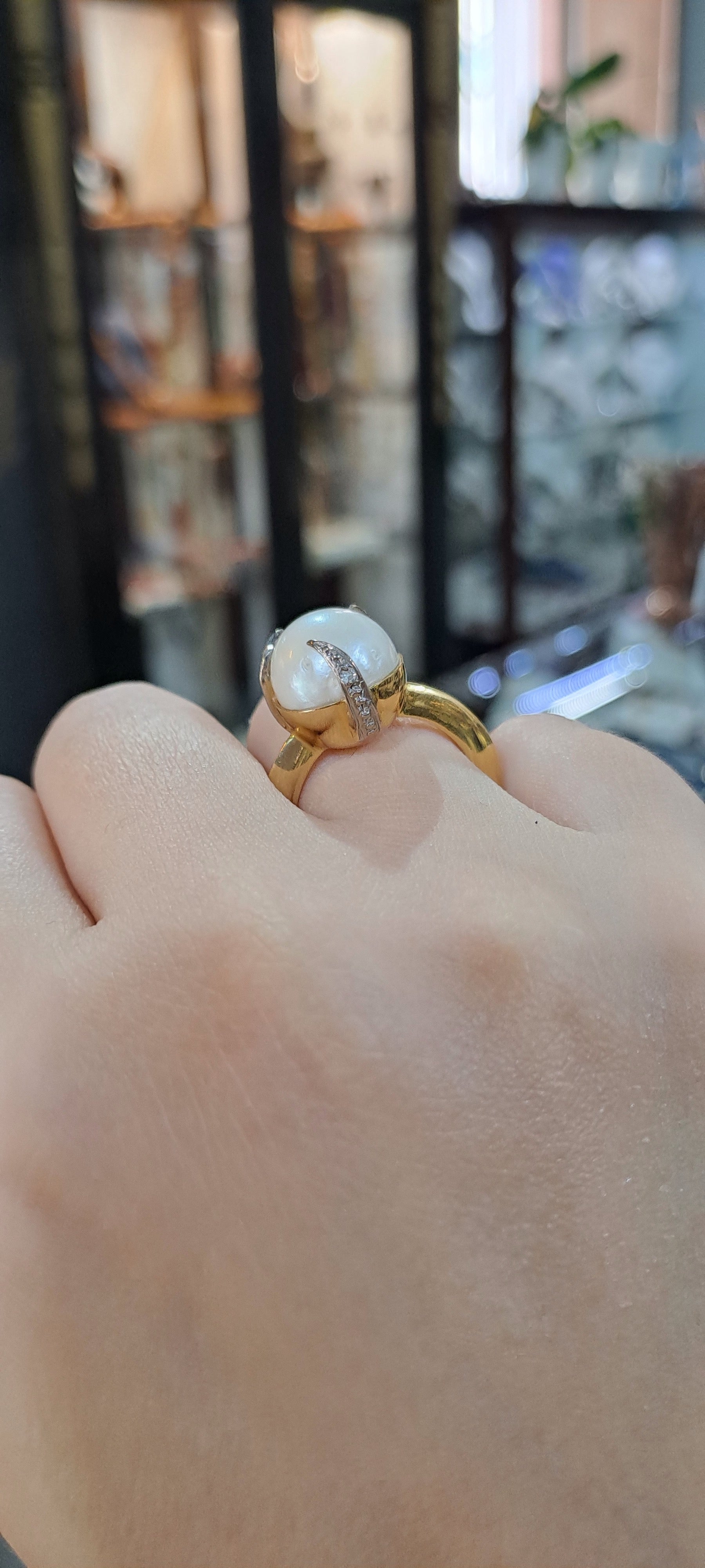 Ring in 18k gold with a south sea round pearl and brilliants