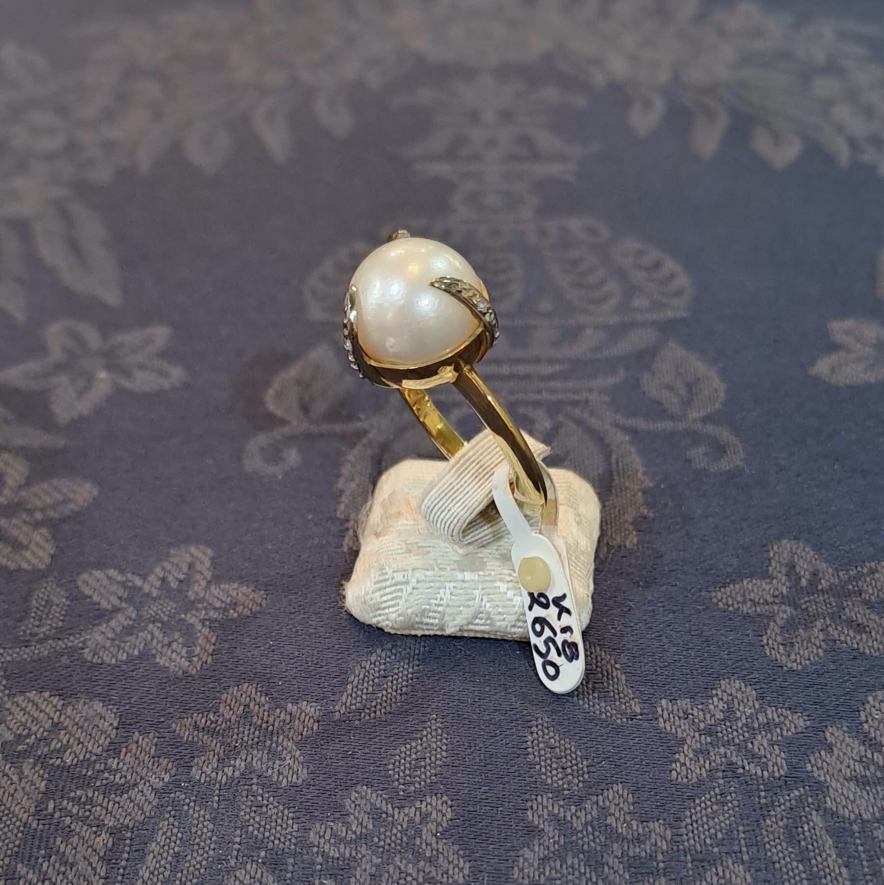 Ring in 18k gold with a south sea round pearl and brilliants