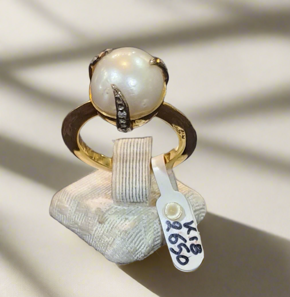 Ring in 18k gold with a south sea round pearl and brilliants