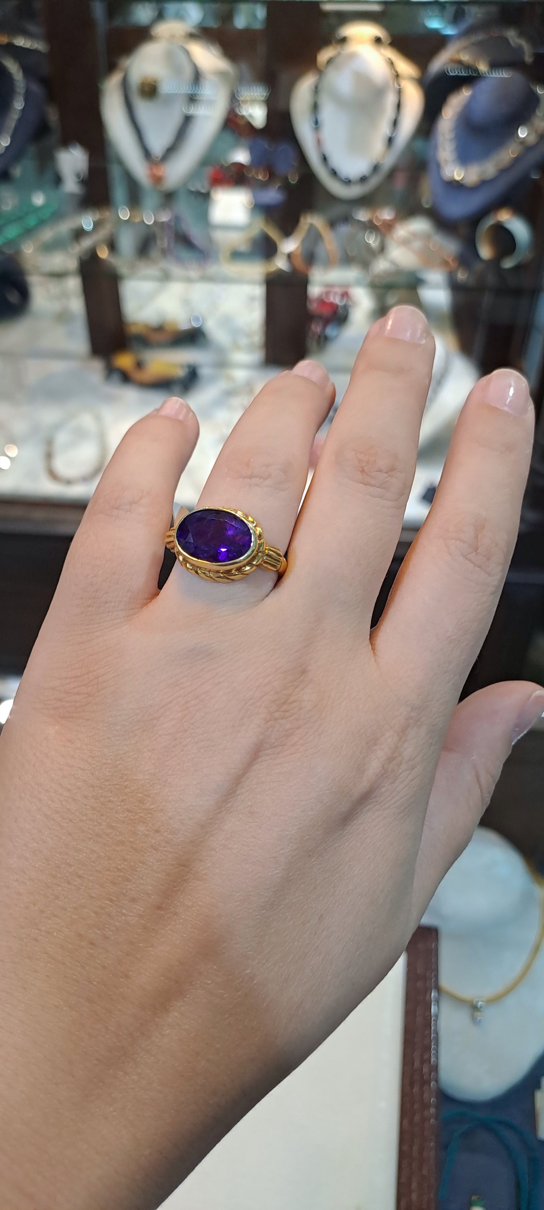 Ring in 18k gold with an amethyst stone