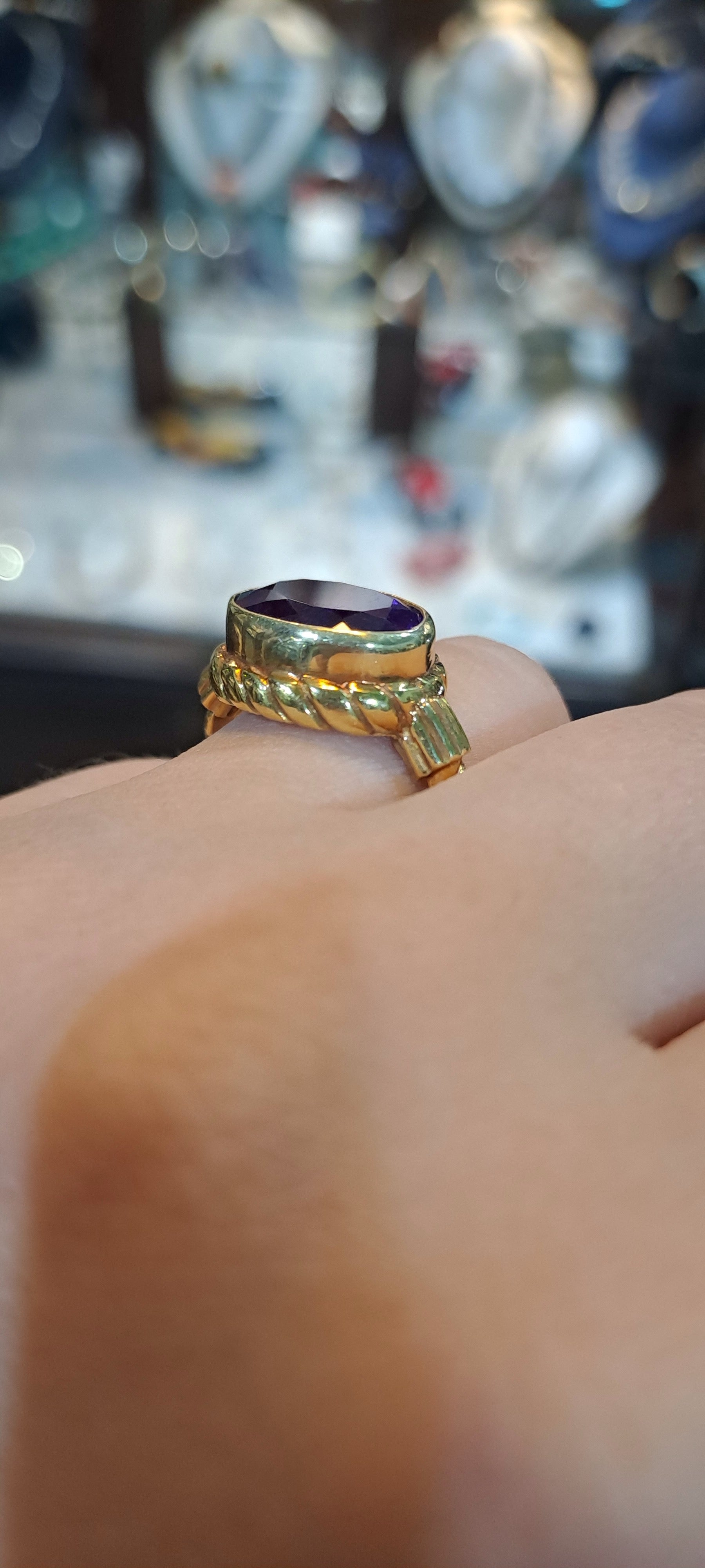 Ring in 18k gold with an amethyst stone