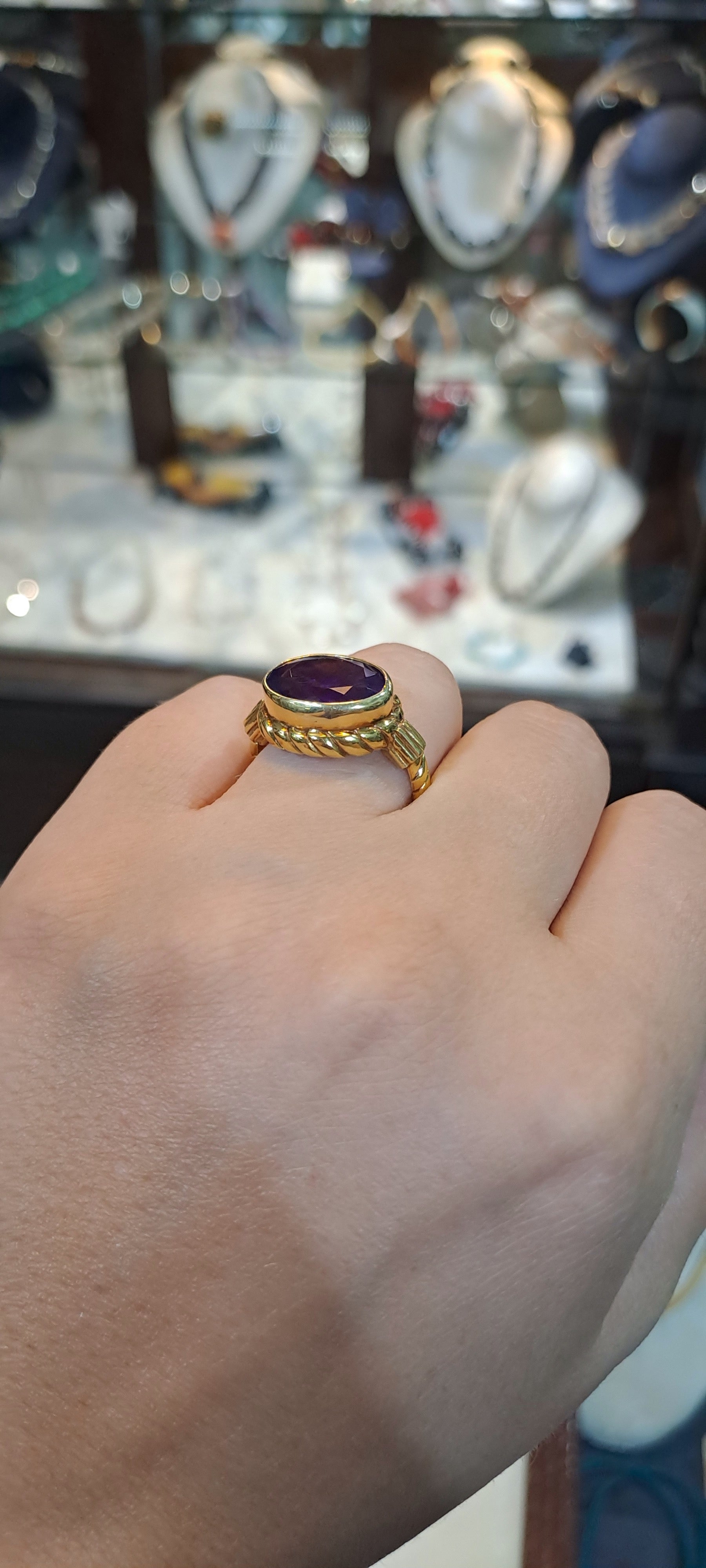 Ring in 18k gold with an amethyst stone