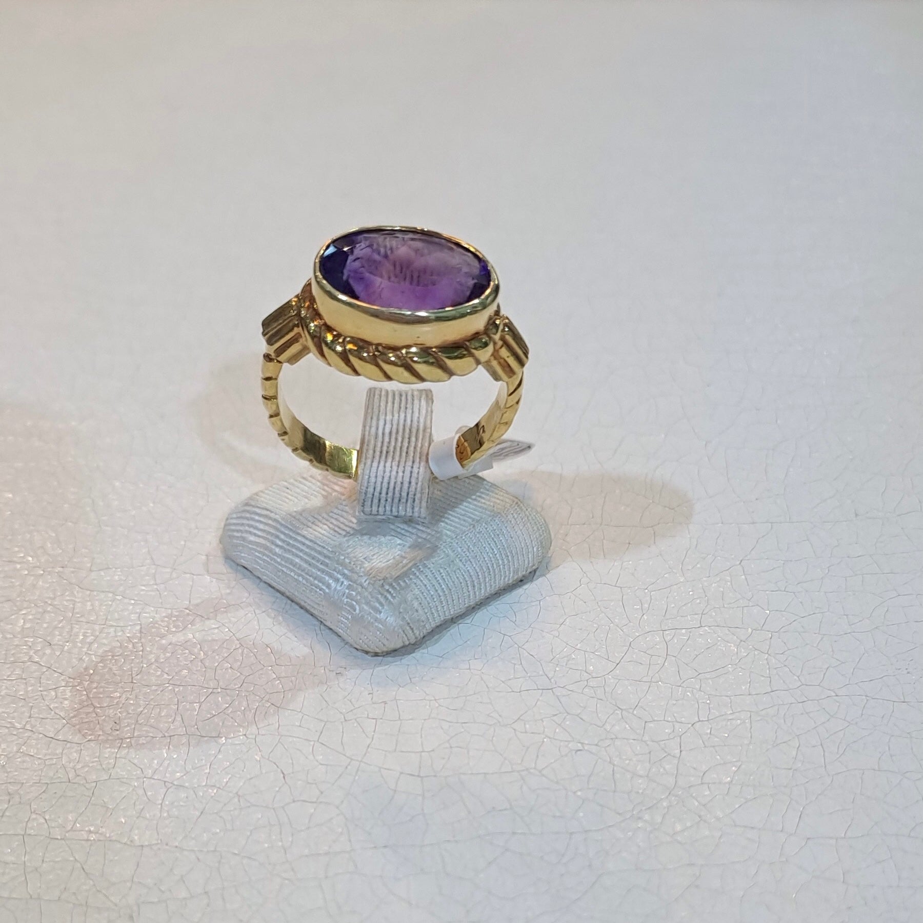 Ring in 18k gold with an amethyst stone