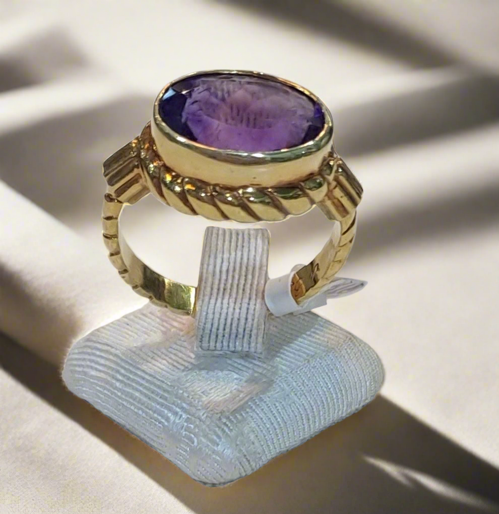 Ring in 18k gold with an amethyst stone