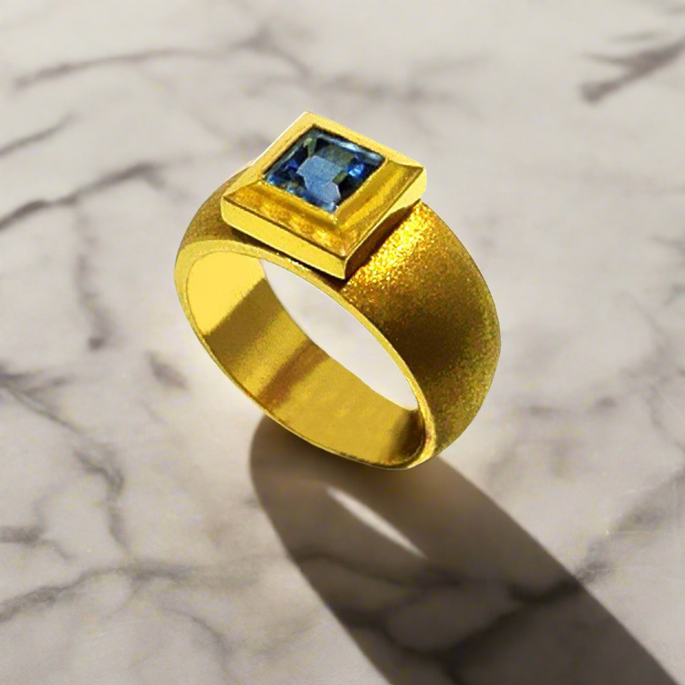 Ring in 18k gold with bleu topaz (B-34)