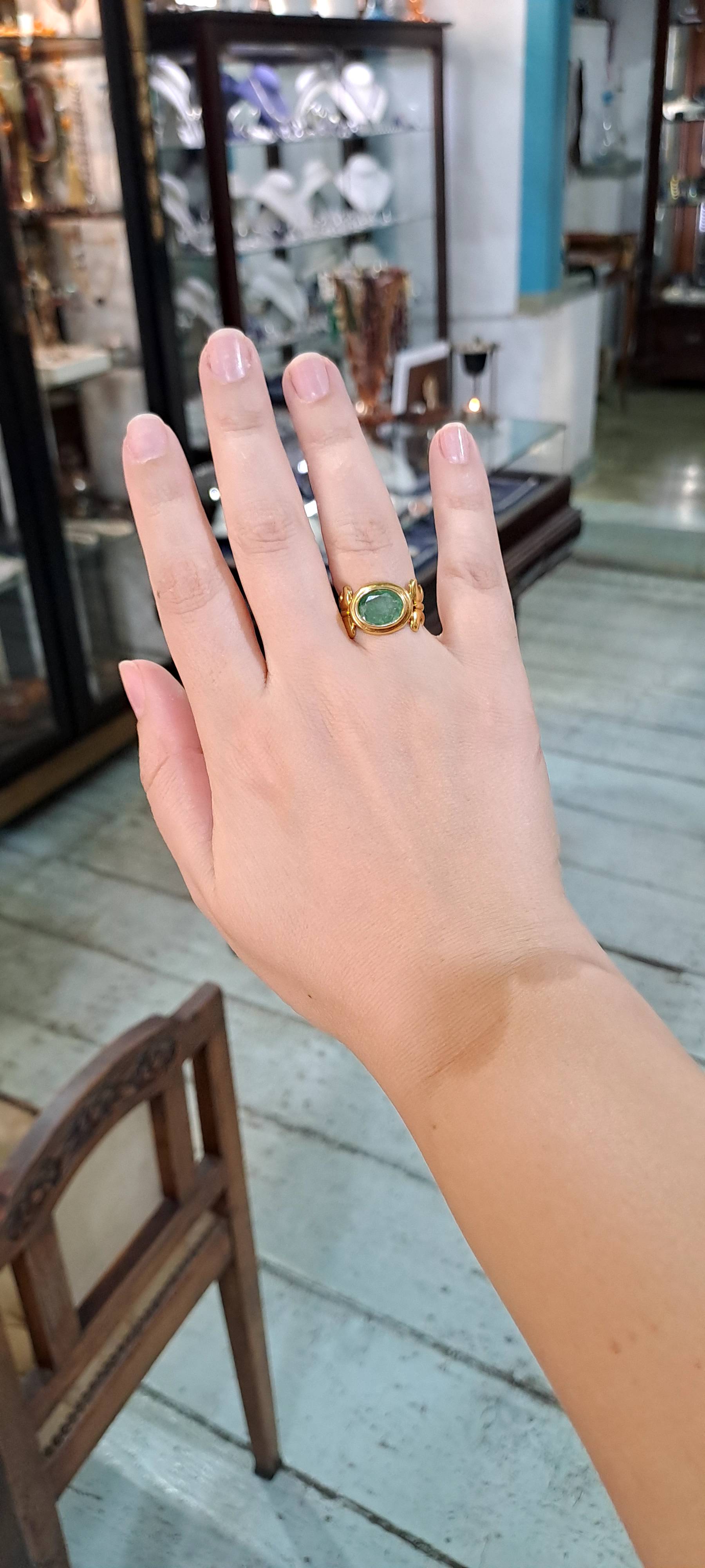 Ring in 18k gold with emerald (B-114)