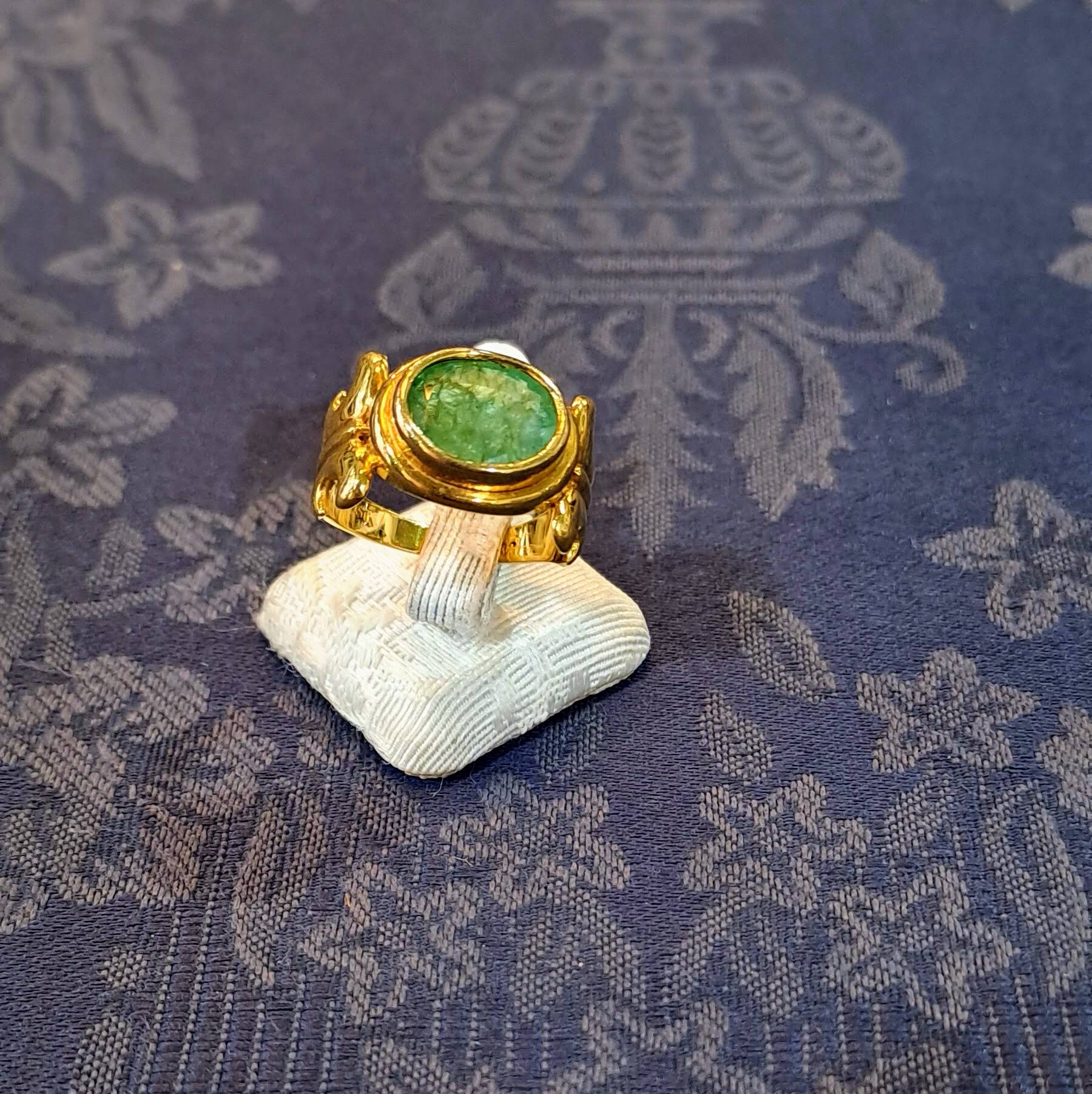 Ring in 18k gold with emerald (B-114)