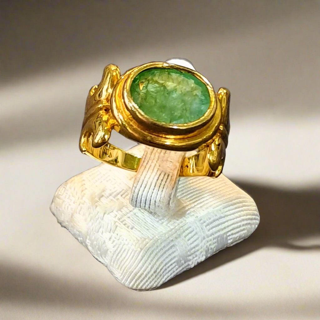 Ring in 18k gold with emerald (B-114)