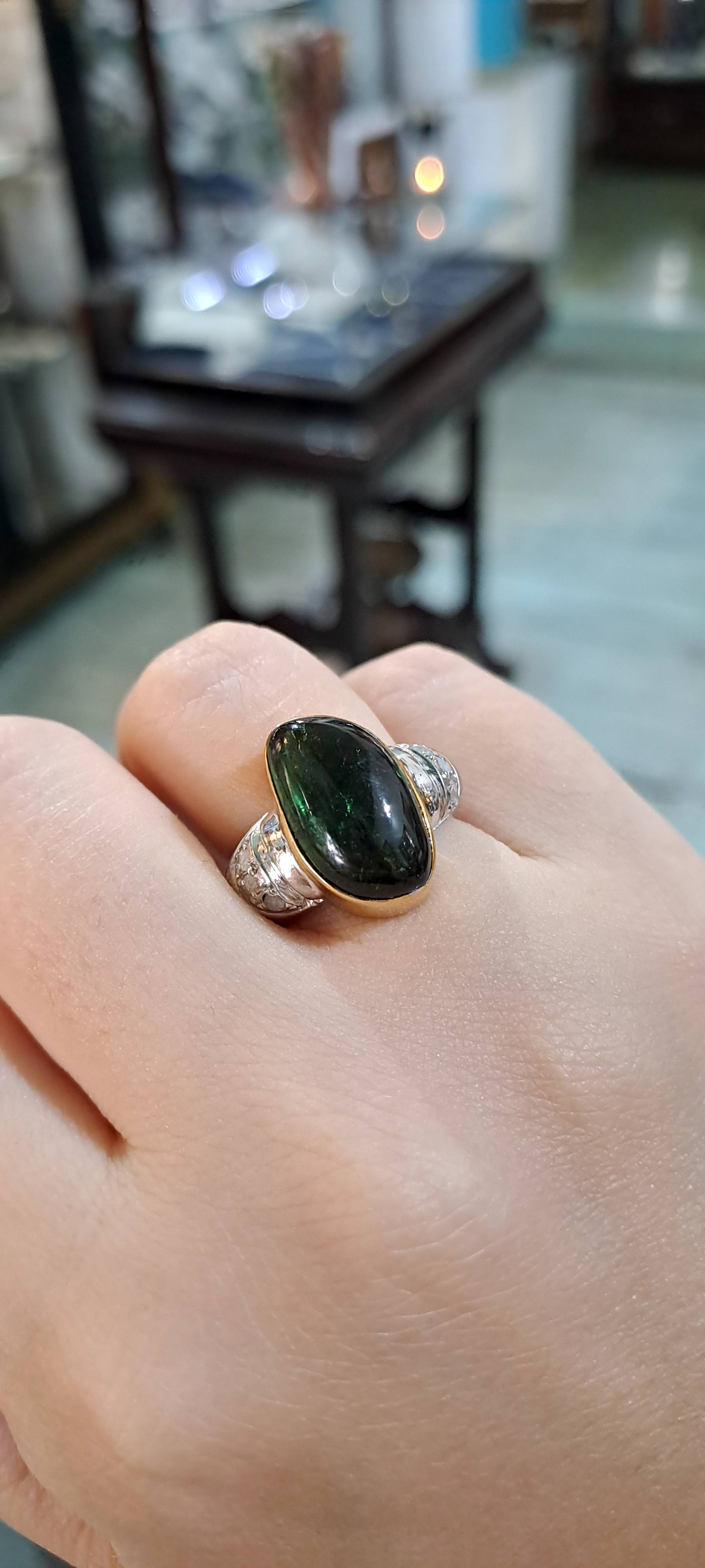 Ring in 18k gold with green tourmaline and white and yellow gold