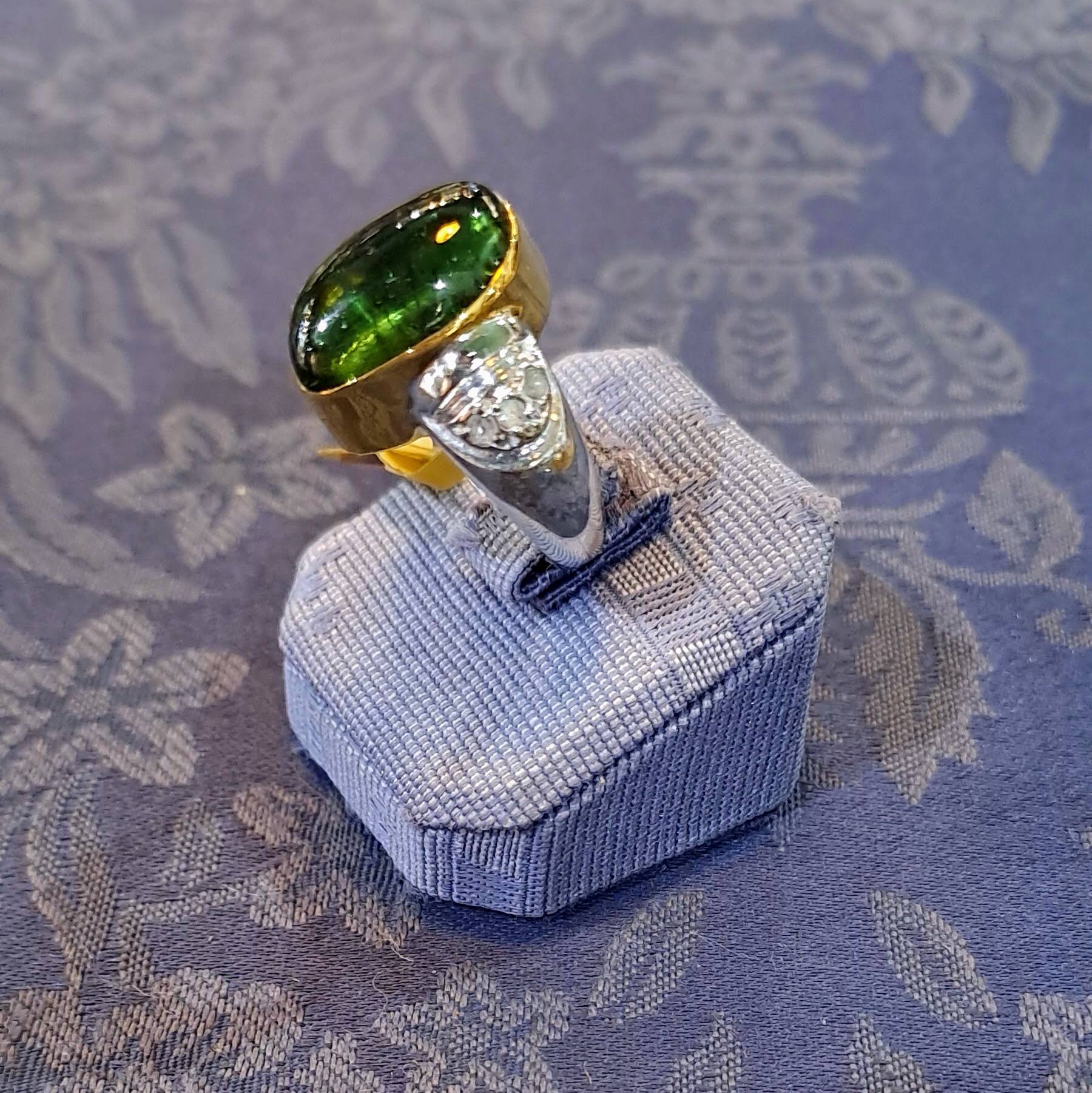 Ring in 18k gold with green tourmaline and white and yellow gold