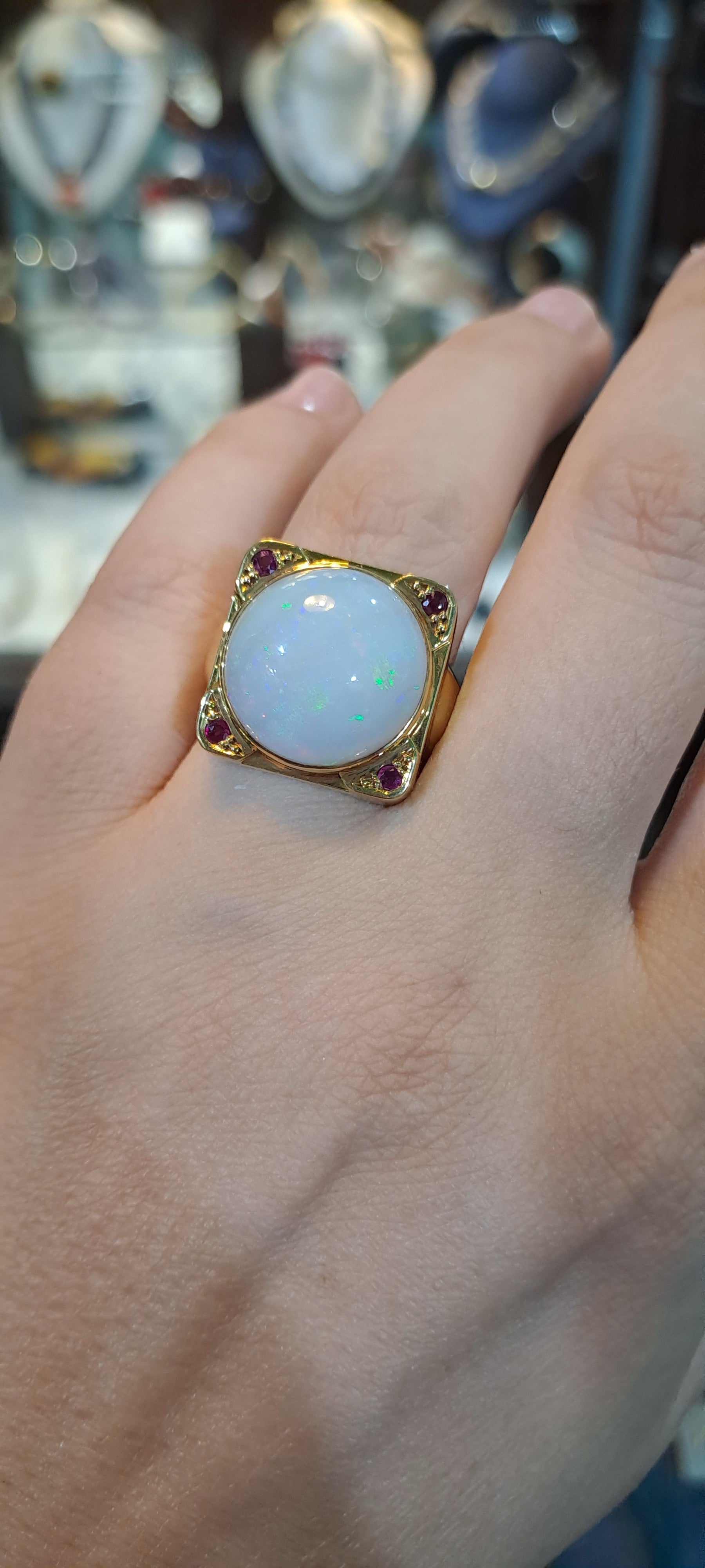 Ring in 18k gold with white Opal (Australian) and rubies