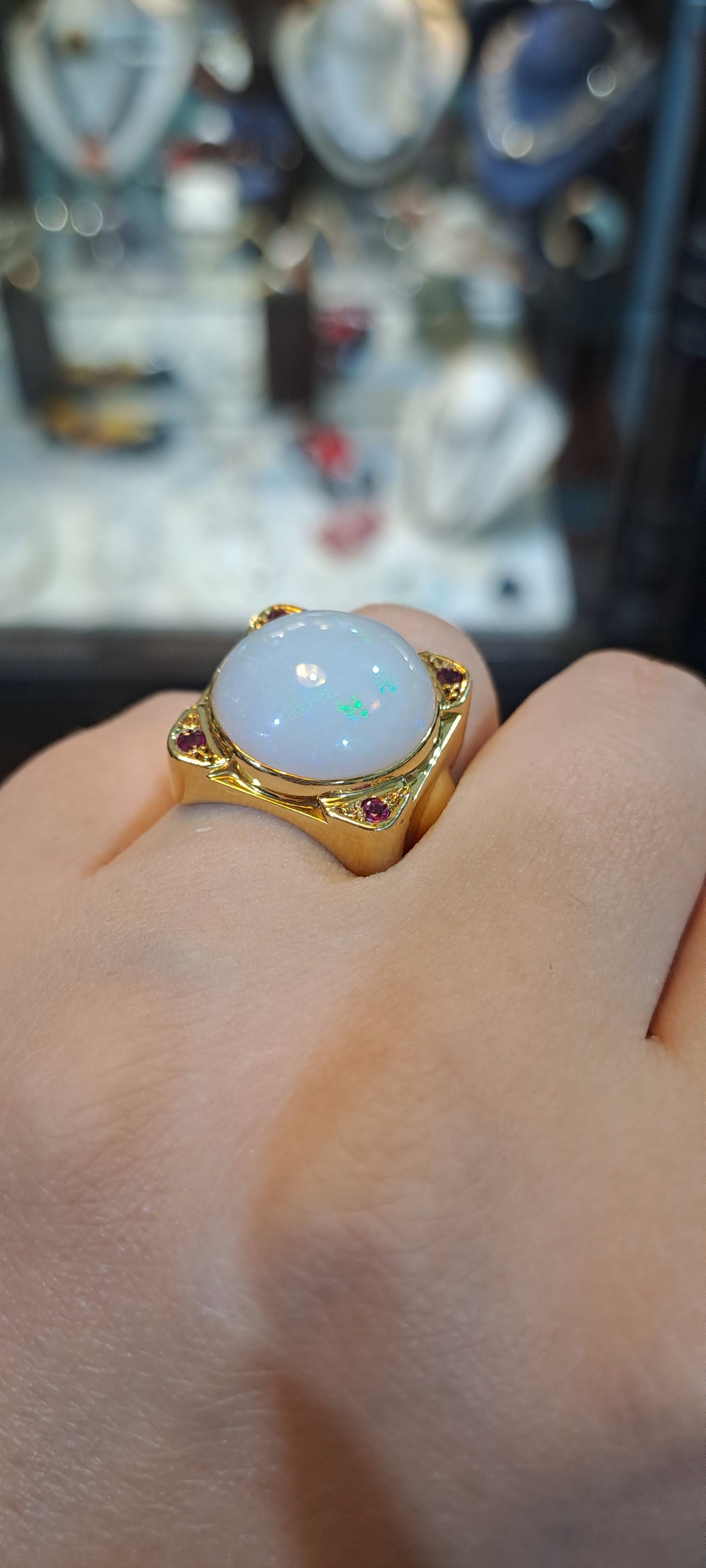 Ring in 18k gold with white Opal (Australian) and rubies