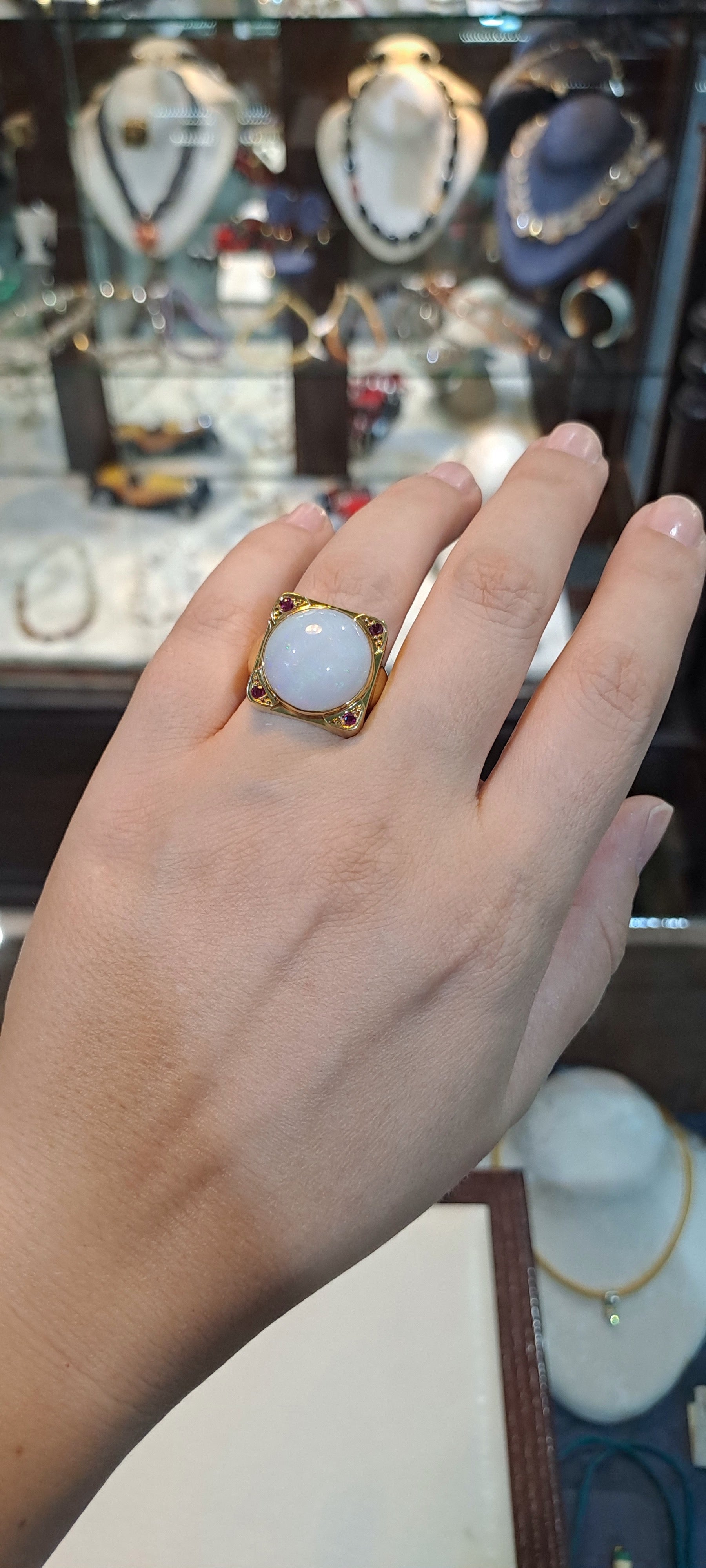 Ring in 18k gold with white Opal (Australian) and rubies