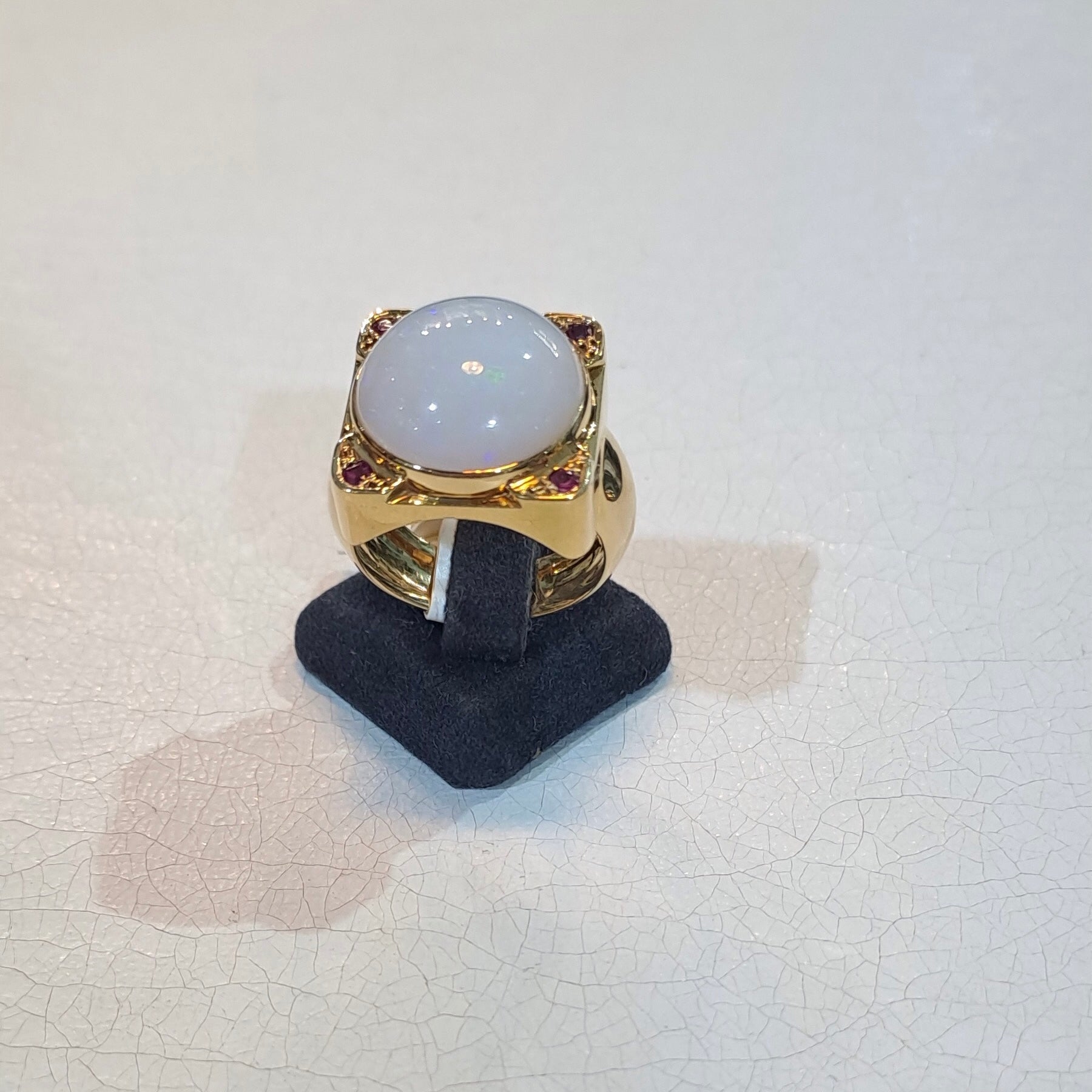 Ring in 18k gold with white Opal (Australian) and rubies