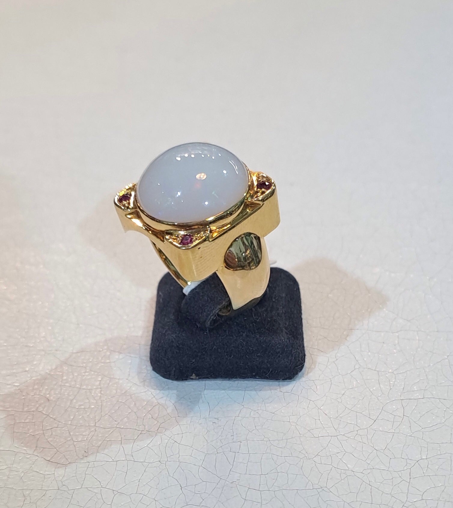 Ring in 18k gold with white Opal (Australian) and rubies