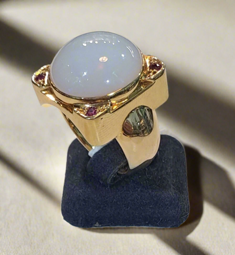 Ring in 18k gold with white Opal (Australian) and rubies