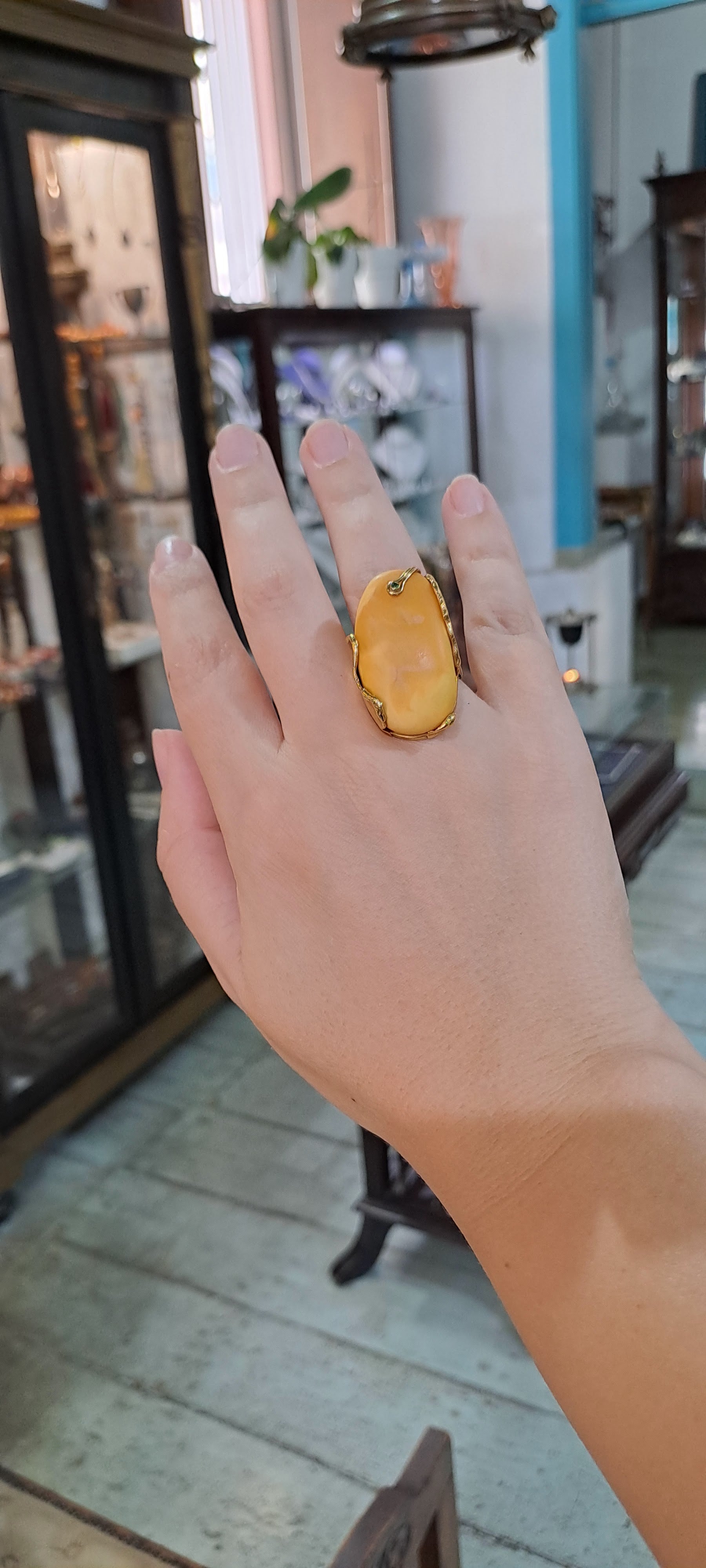 Ring in Gold 18k with yellow amber and diamonds